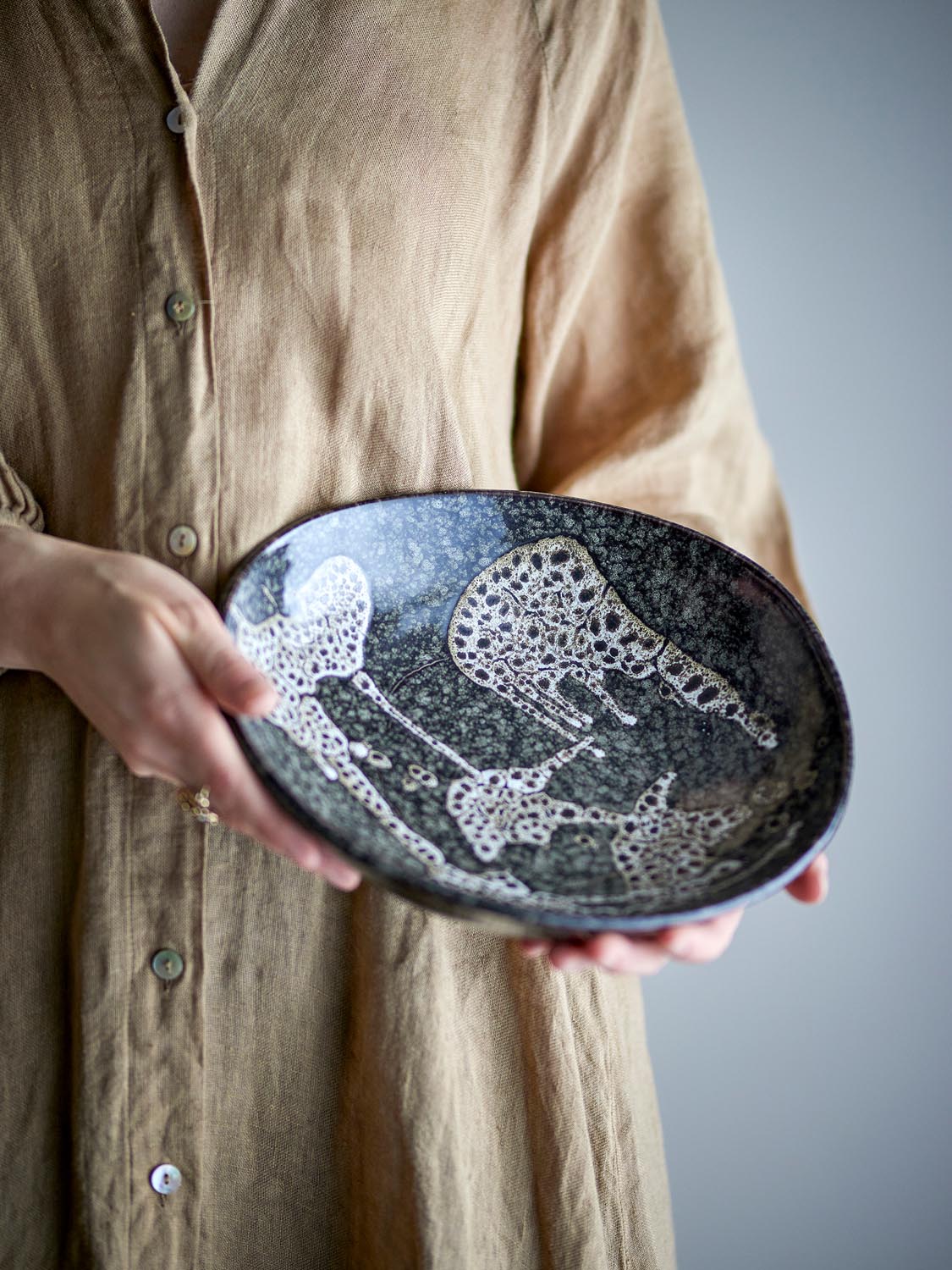 Sway Schale, Grau, Steingut in Grey präsentiert im Onlineshop von KAQTU Design AG. Schale ist von Creative Collection