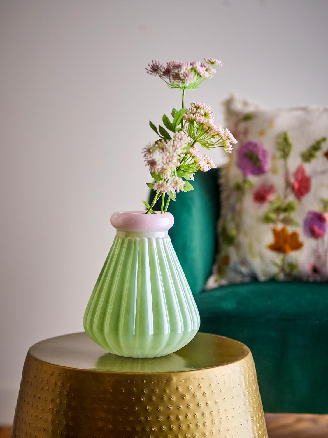 Judith Vase, Grün, Glas in Green präsentiert im Onlineshop von KAQTU Design AG. Vase ist von Creative Collection