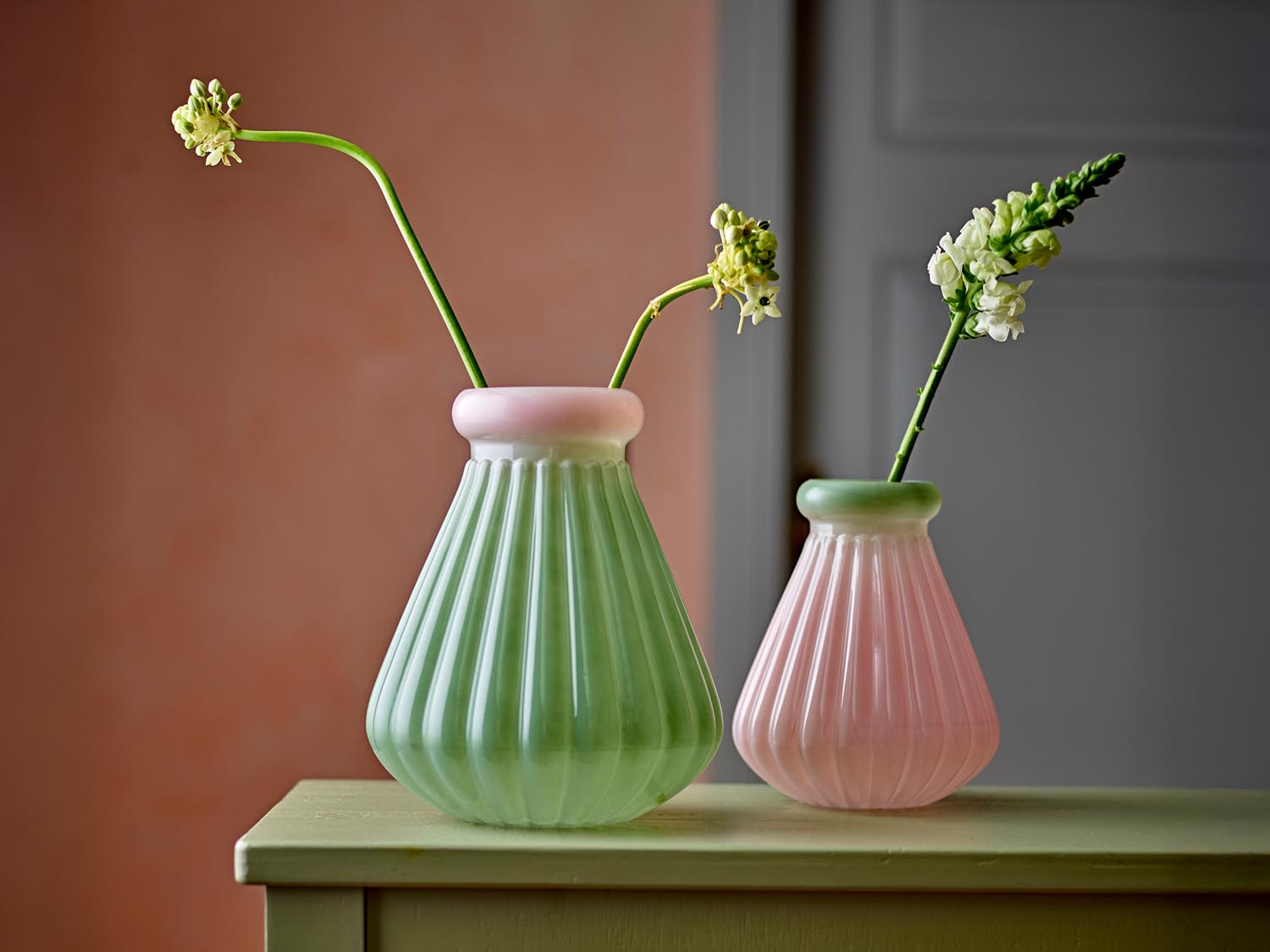 Judith Vase, Rose, Glas in Rose präsentiert im Onlineshop von KAQTU Design AG. Vase ist von Creative Collection