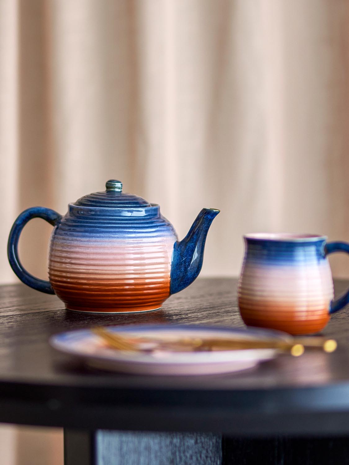 Tatum Teekanne mit Teesieb, Bunt, Steingut in Multi präsentiert im Onlineshop von KAQTU Design AG. Käsezubehör ist von Bloomingville