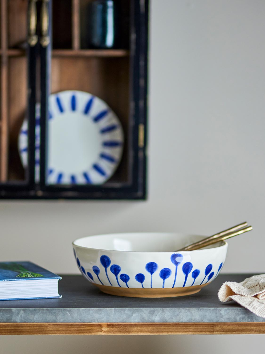 Linora Schale, Blau, Steingut in Blue präsentiert im Onlineshop von KAQTU Design AG. Schale ist von Creative Collection