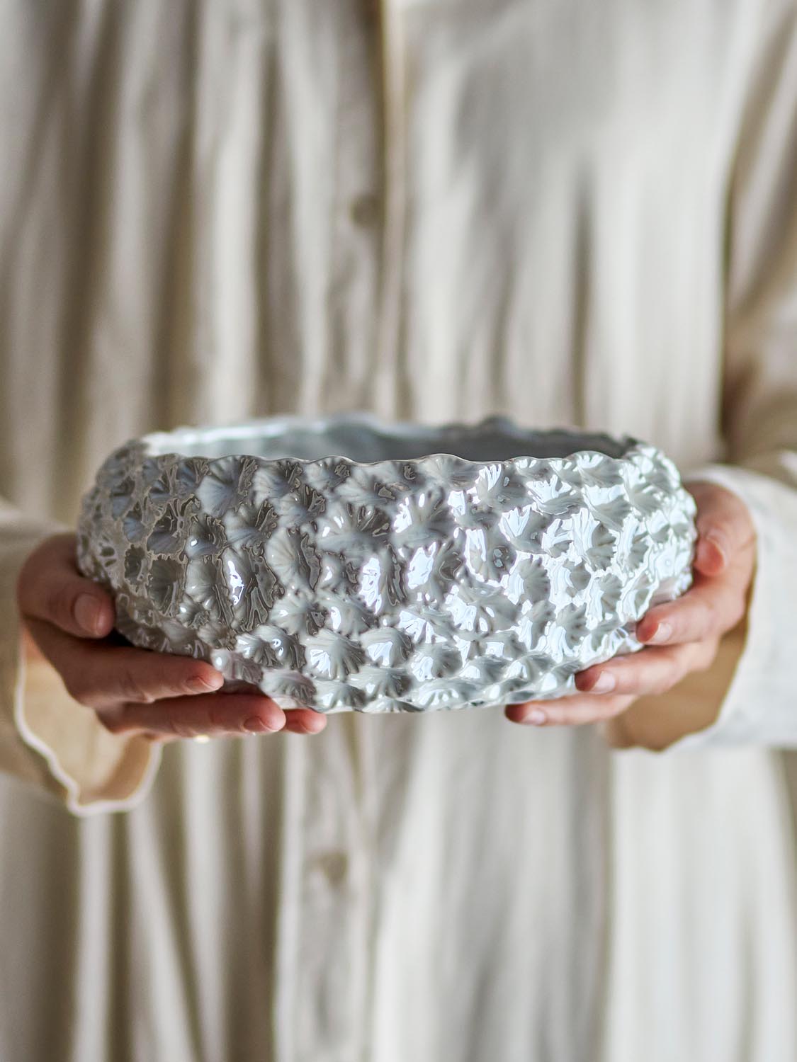 Lowen Schale, Weiß, Steingut in White präsentiert im Onlineshop von KAQTU Design AG. Schale ist von Bloomingville