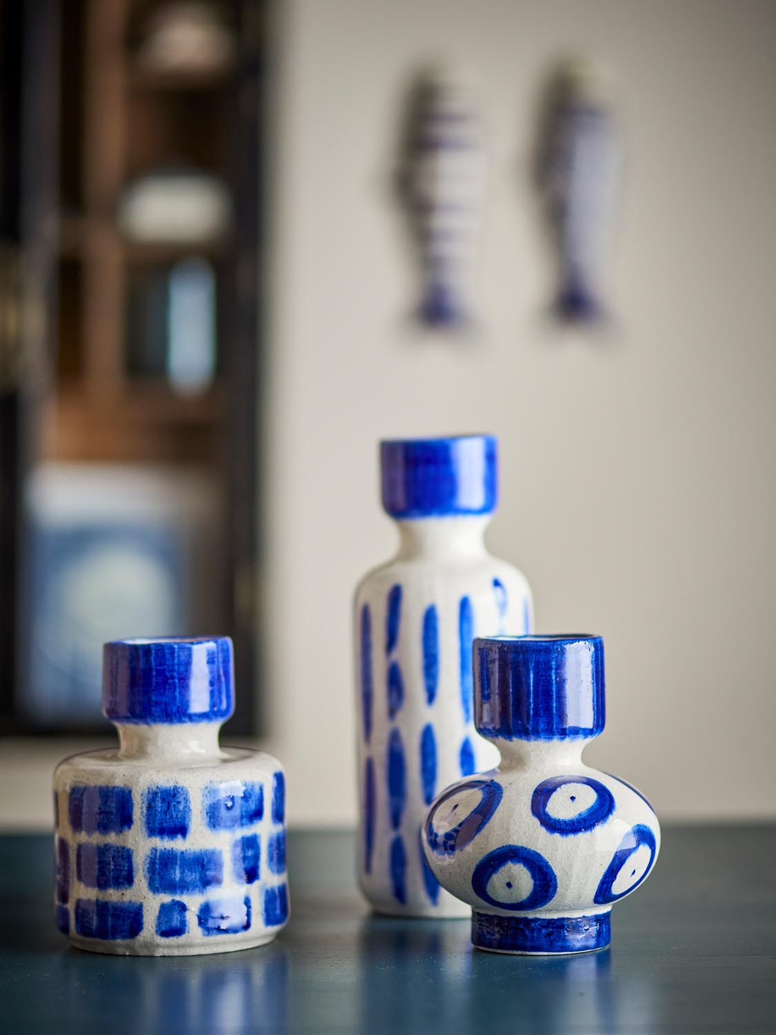 Romane Vase, Blau, Steingut in Blue präsentiert im Onlineshop von KAQTU Design AG. Vase ist von Creative Collection