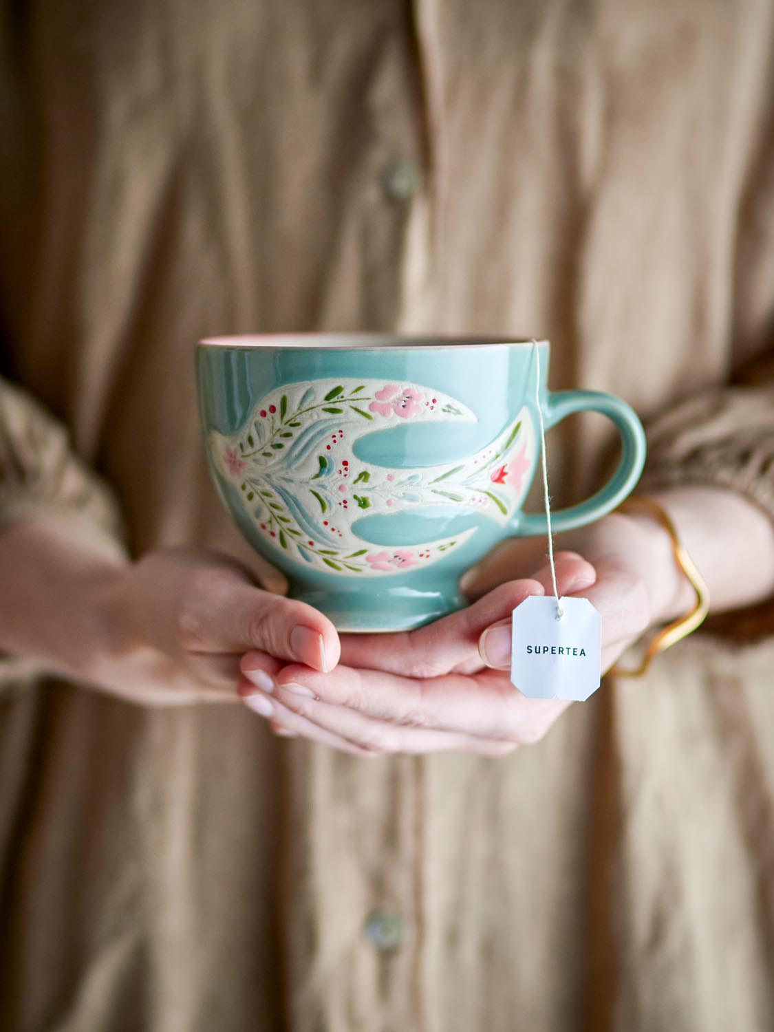 Rosalynde Becher, Grün, Steingut in Green präsentiert im Onlineshop von KAQTU Design AG. Tasse ist von Creative Collection