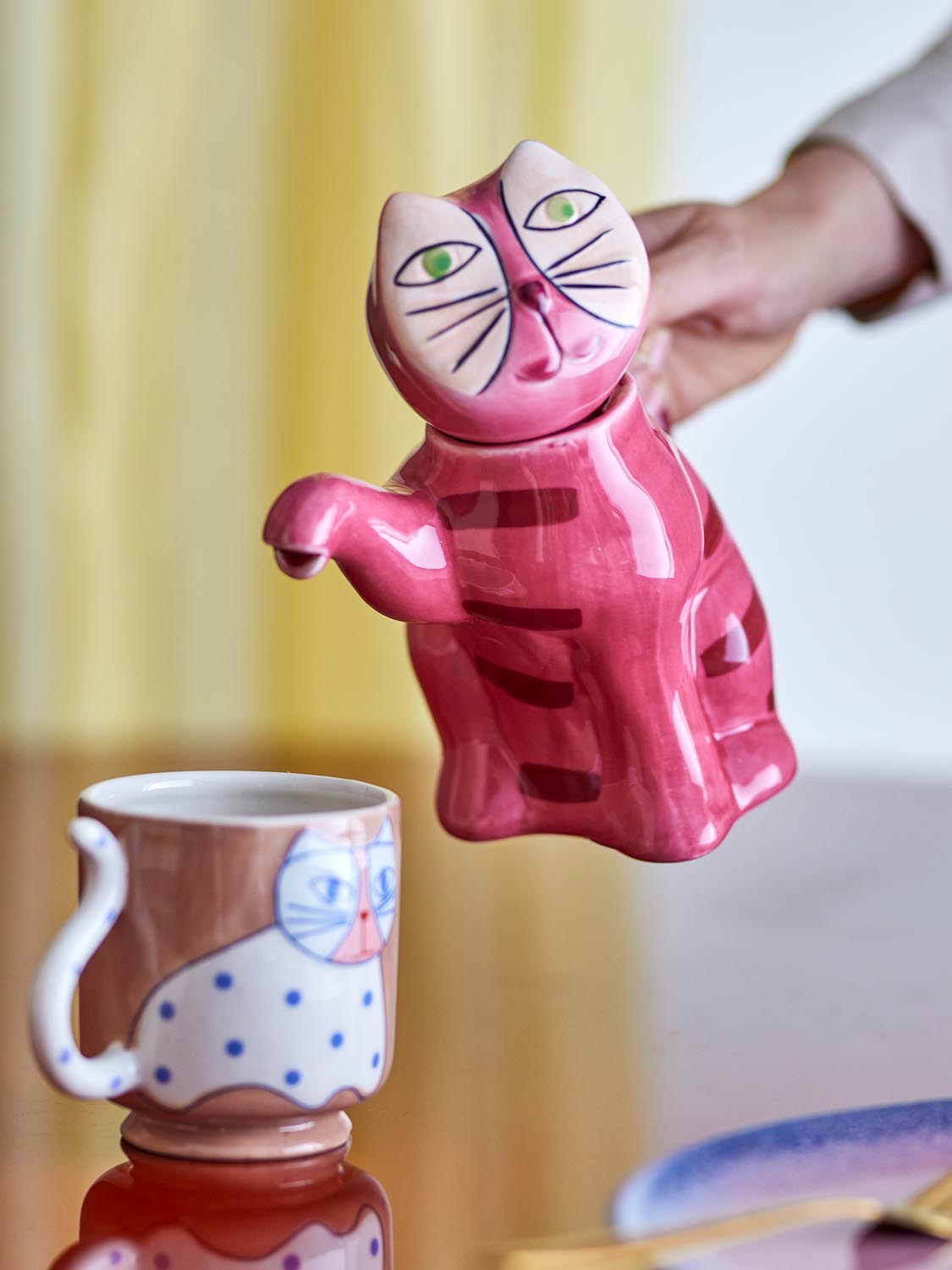 Missy Teekanne, Bunt, Steingut in Multi präsentiert im Onlineshop von KAQTU Design AG. Käsezubehör ist von Bloomingville
