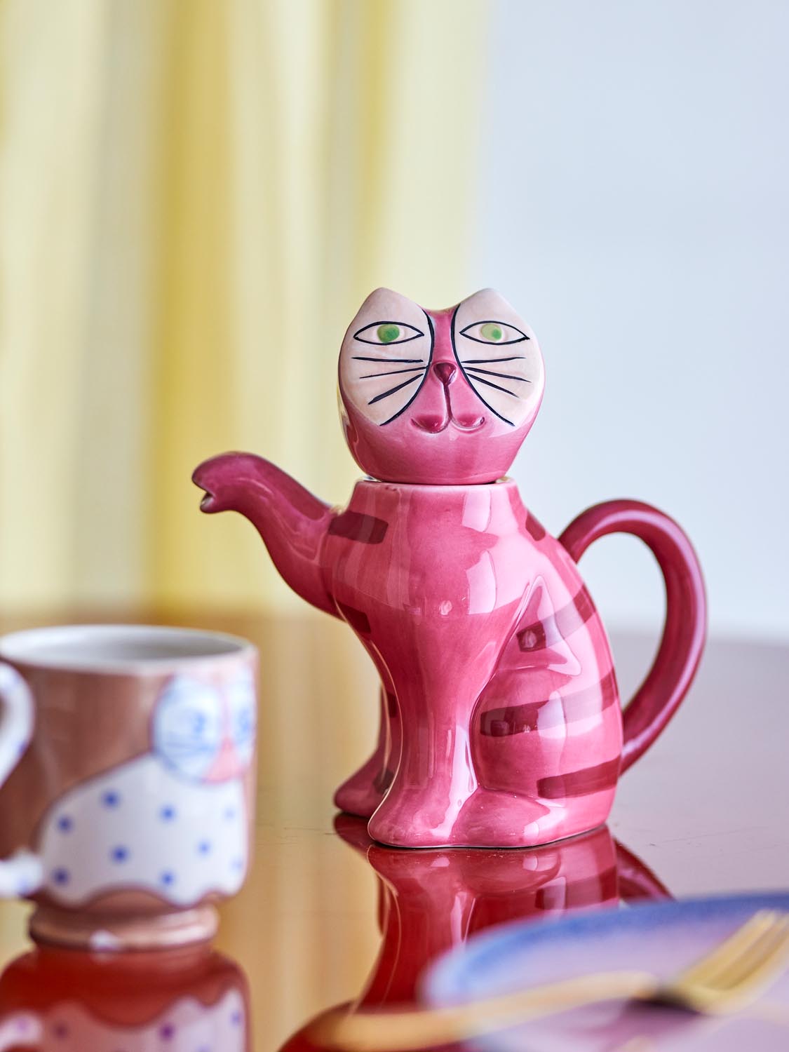 Missy Teekanne, Bunt, Steingut in Multi präsentiert im Onlineshop von KAQTU Design AG. Käsezubehör ist von Bloomingville