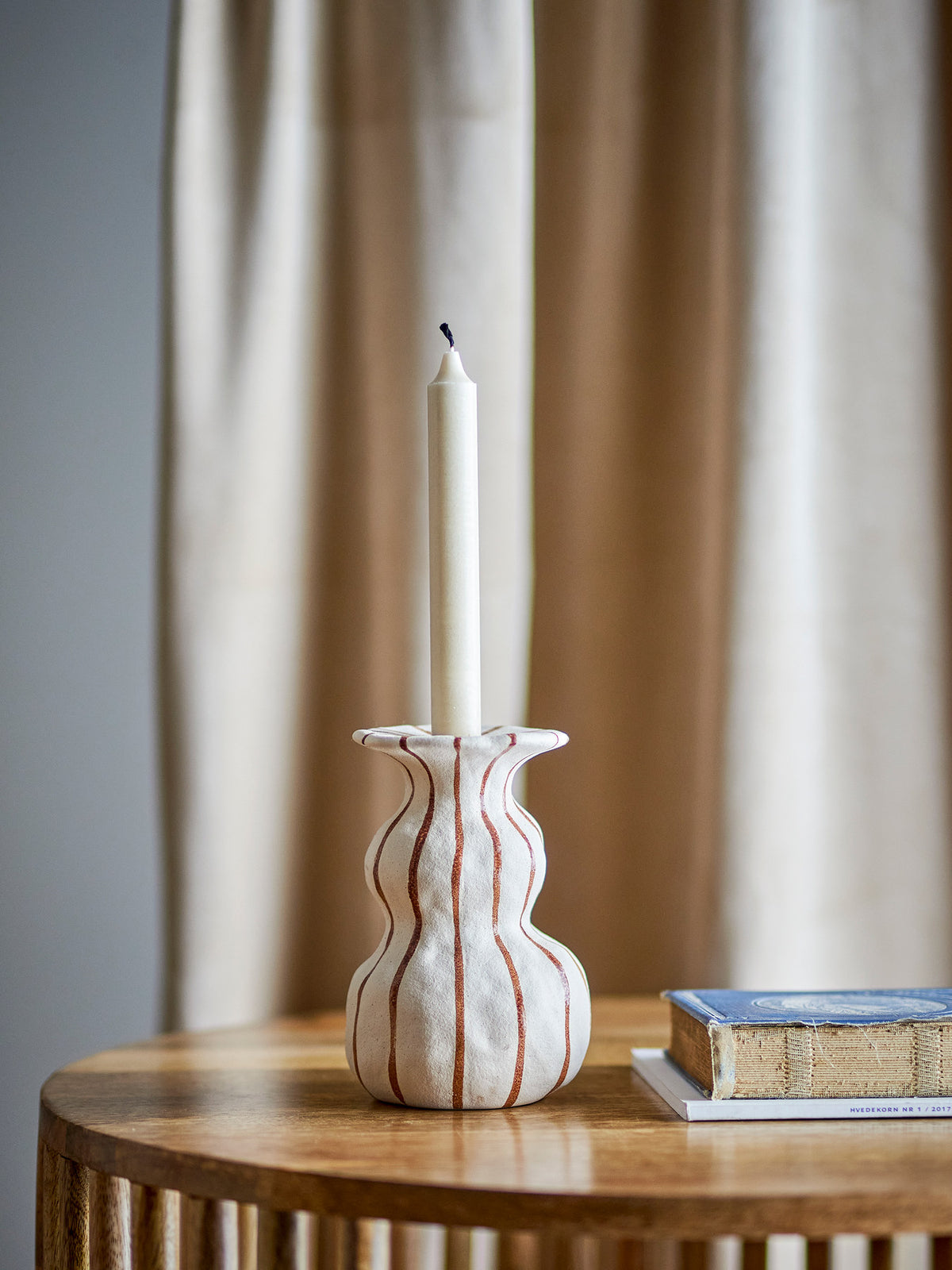 Weisser Kerzenhalter Byron aus Steingut mit reaktiver Glasur, sanduhrförmige Silhouette, Cottage-Stil, Creative Collection.
