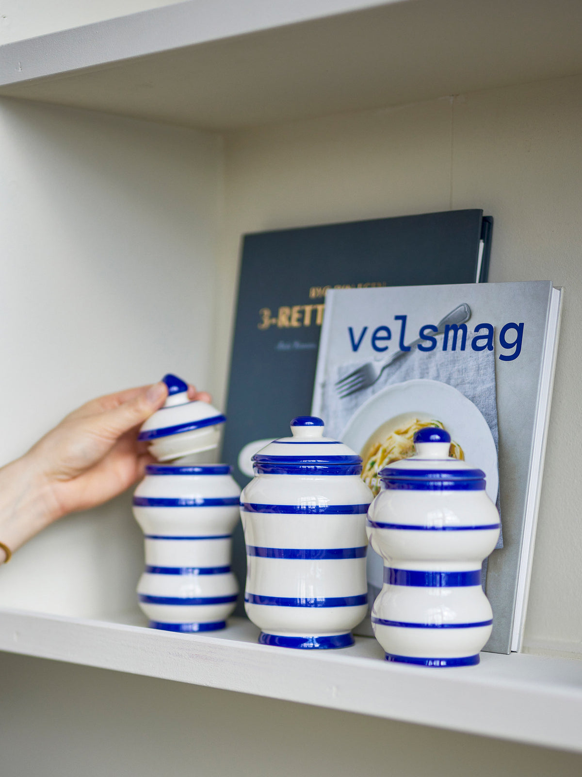 Maynard Gefäss mit Deckel, Blau, Steingut in Blue präsentiert im Onlineshop von KAQTU Design AG. Kanne ist von Bloomingville