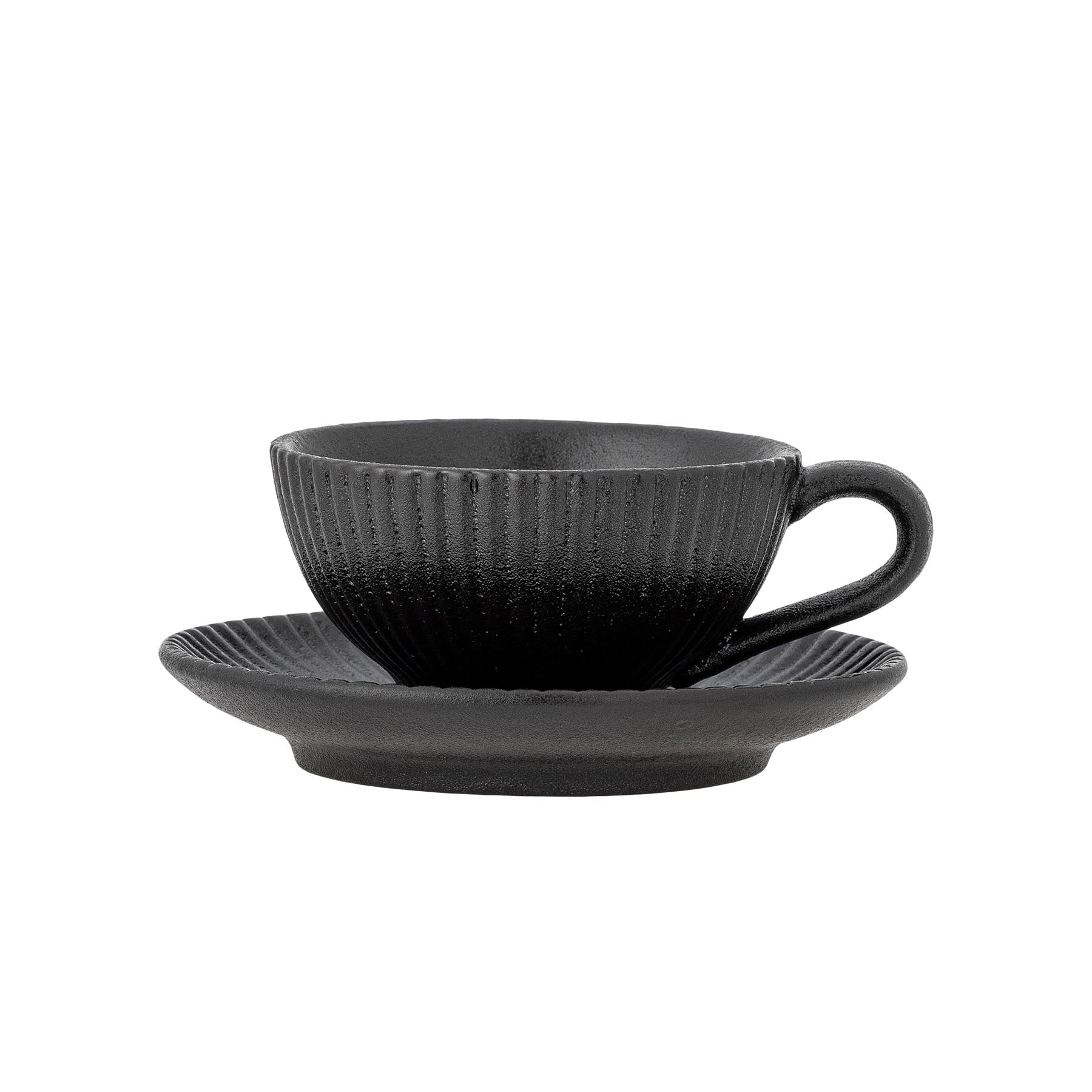 Neri Cappuccinotasse mit Untertasse, Schwarz, Steingut in Black präsentiert im Onlineshop von KAQTU Design AG. Tasse ist von Bloomingville