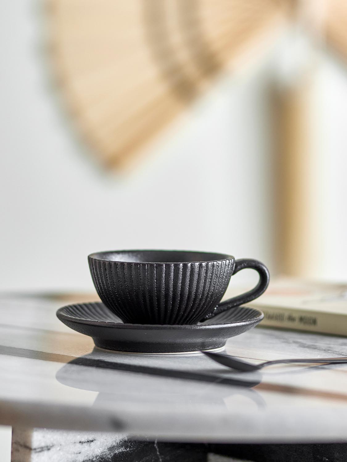 Neri Cappuccinotasse mit Untertasse, Schwarz, Steingut in Black präsentiert im Onlineshop von KAQTU Design AG. Tasse ist von Bloomingville