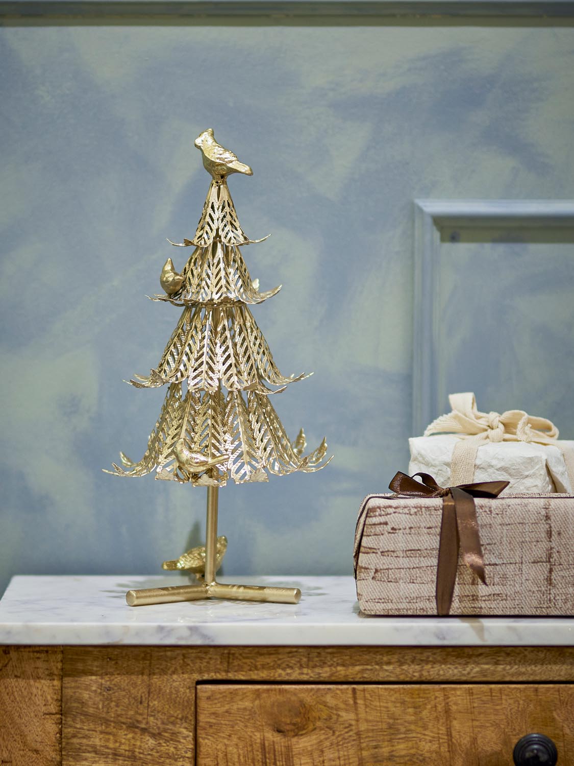 Kiruna Deko-Baum, Gold, Metall in Gold präsentiert im Onlineshop von KAQTU Design AG. Kunstgegenstände ist von Bloomingville