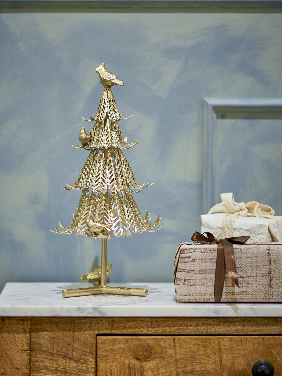 Kiruna Deko-Baum, Gold, Metall in Gold präsentiert im Onlineshop von KAQTU Design AG. Kunstgegenstände ist von Bloomingville