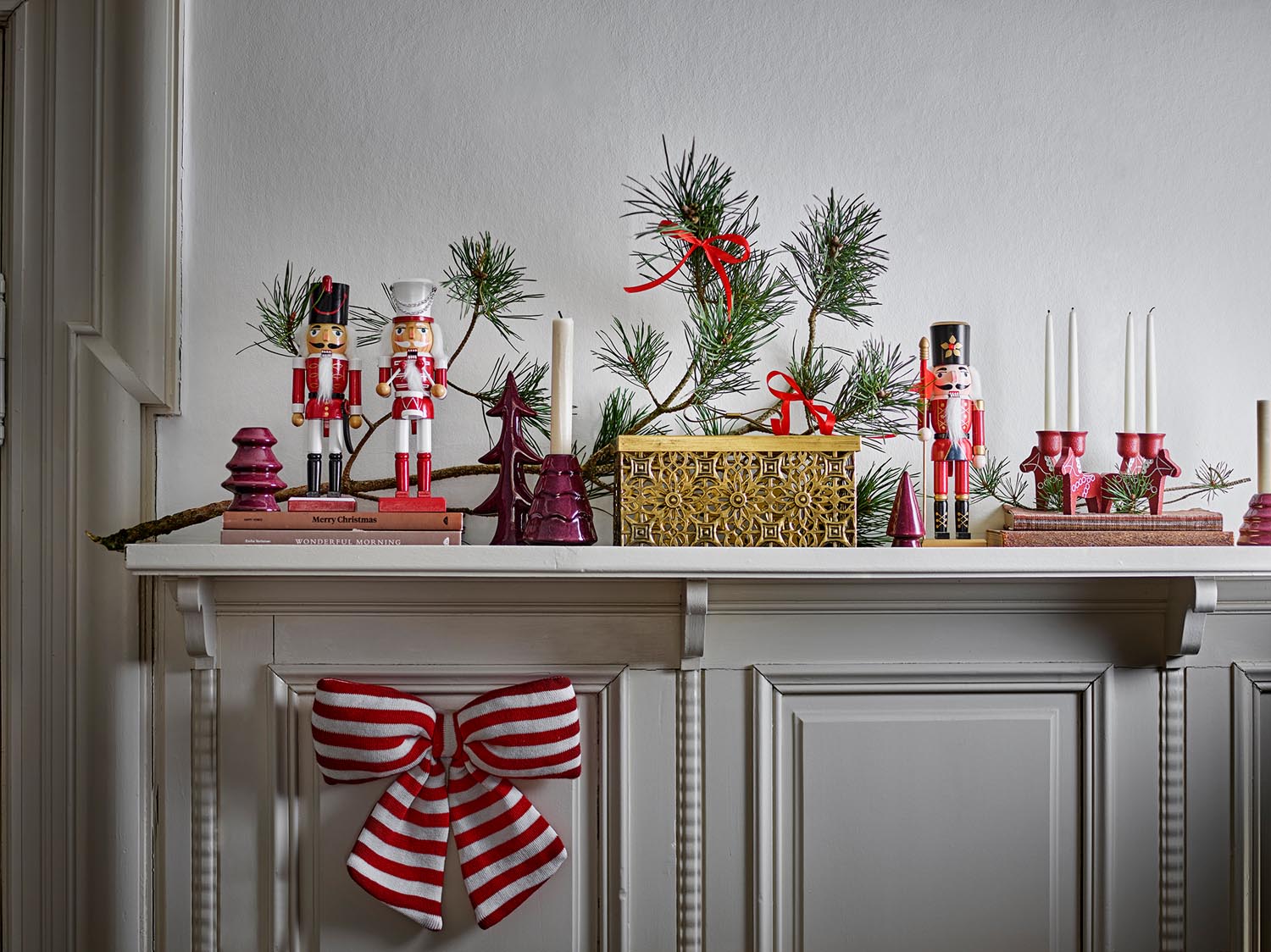 Darren Deko, Rot, Kiefer in Red präsentiert im Onlineshop von KAQTU Design AG. Kunstgegenstände ist von Bloomingville
