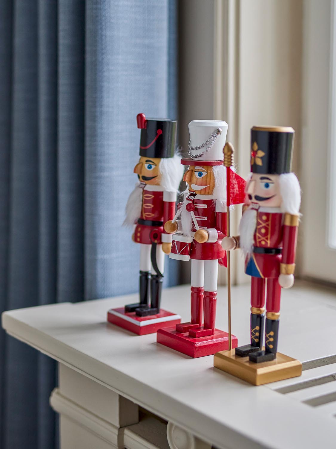 Darren Deko, Rot, Kiefer in Red präsentiert im Onlineshop von KAQTU Design AG. Kunstgegenstände ist von Bloomingville