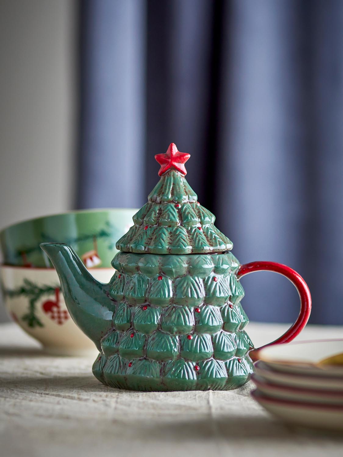 Elvion Teekanne mit Teesieb, Grün, Steingut in Green präsentiert im Onlineshop von KAQTU Design AG. Käsezubehör ist von Bloomingville