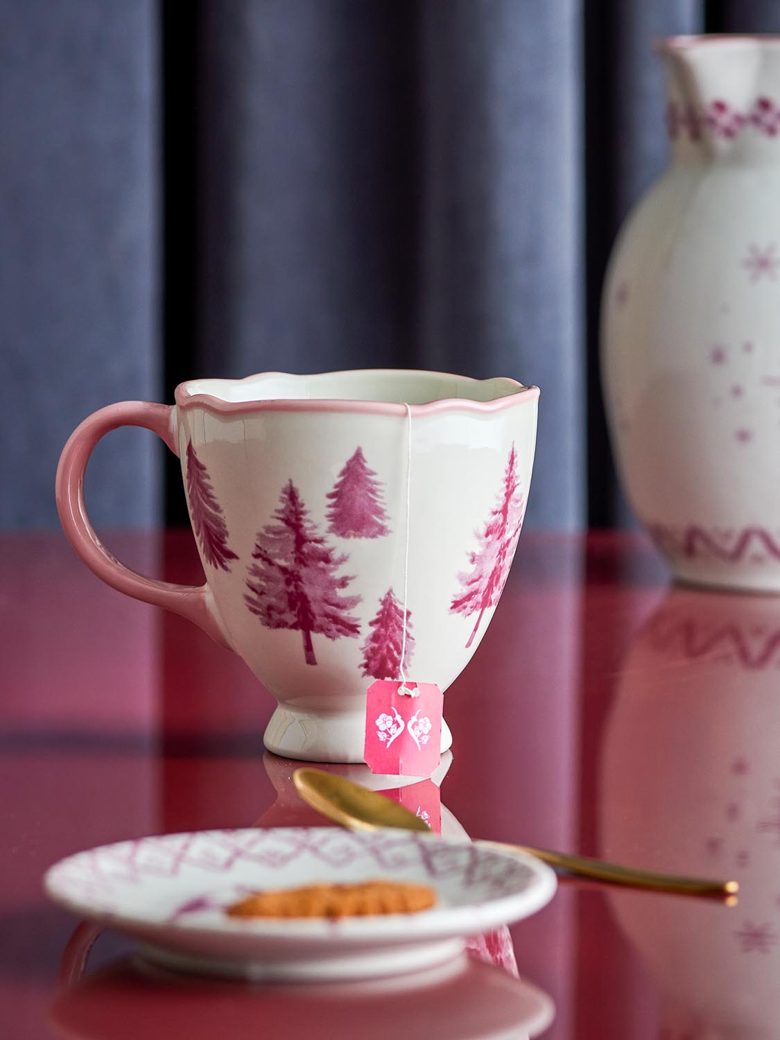 Wonderland Becher, Rose, Steingut in Rose präsentiert im Onlineshop von KAQTU Design AG. Tasse ist von Bloomingville