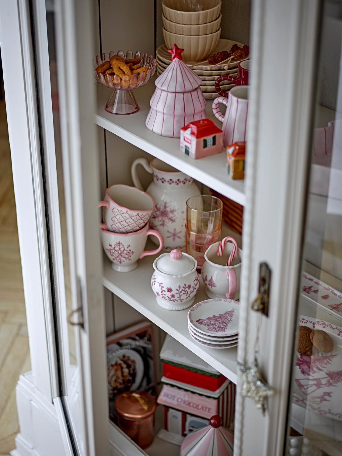 Wonderland Teller, Rose, Steingut in Rose präsentiert im Onlineshop von KAQTU Design AG. Teller ist von Bloomingville