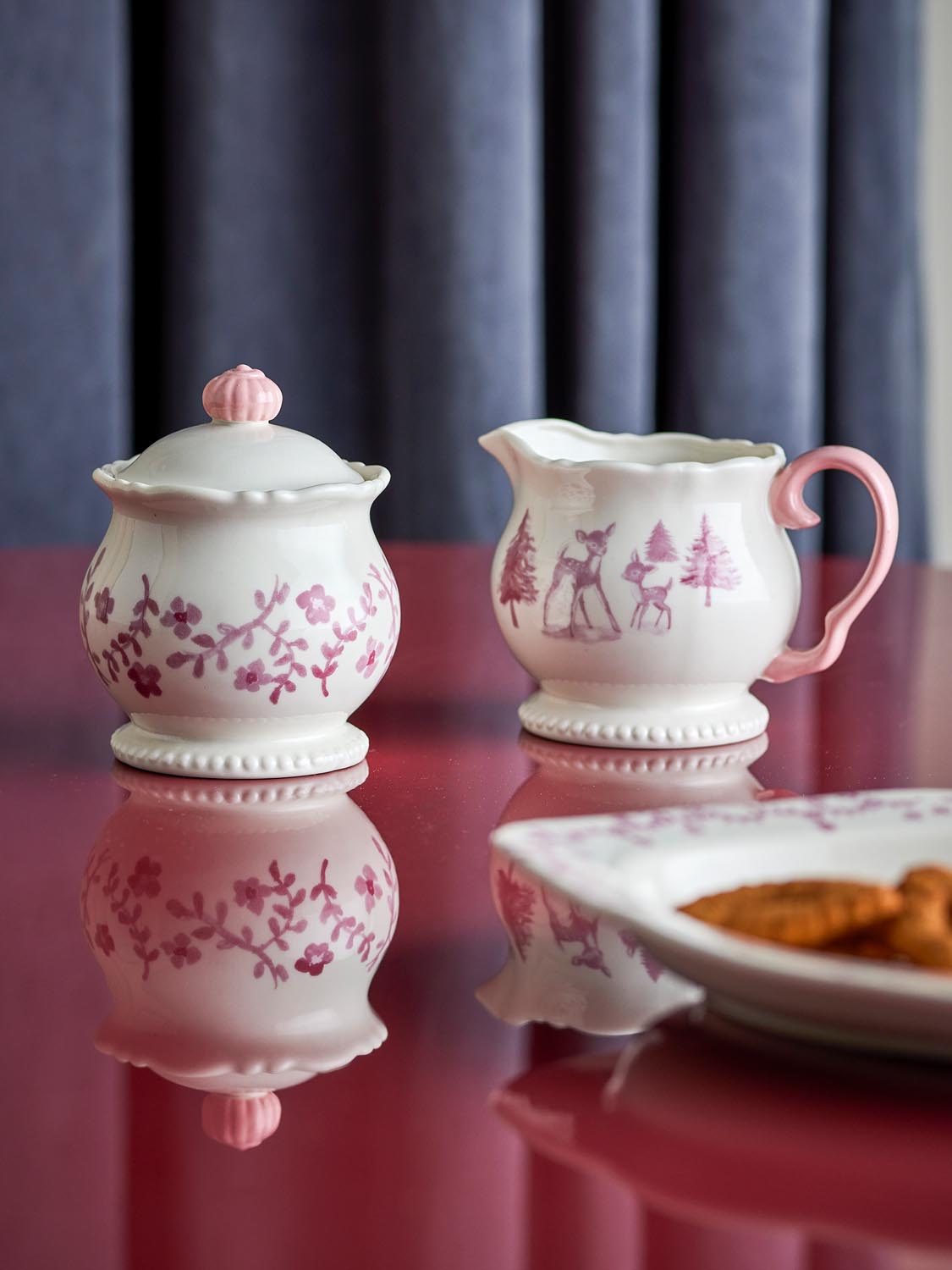 Wonderland Milchkännchen & Zuckerdose, Rose, Steingut in Rose präsentiert im Onlineshop von KAQTU Design AG. Kanne ist von Bloomingville