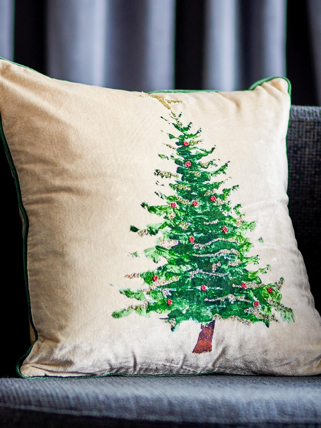 Evelin Kissen, Weiß, Baumwolle in White präsentiert im Onlineshop von KAQTU Design AG. Deko Kissenbezug ist von Bloomingville