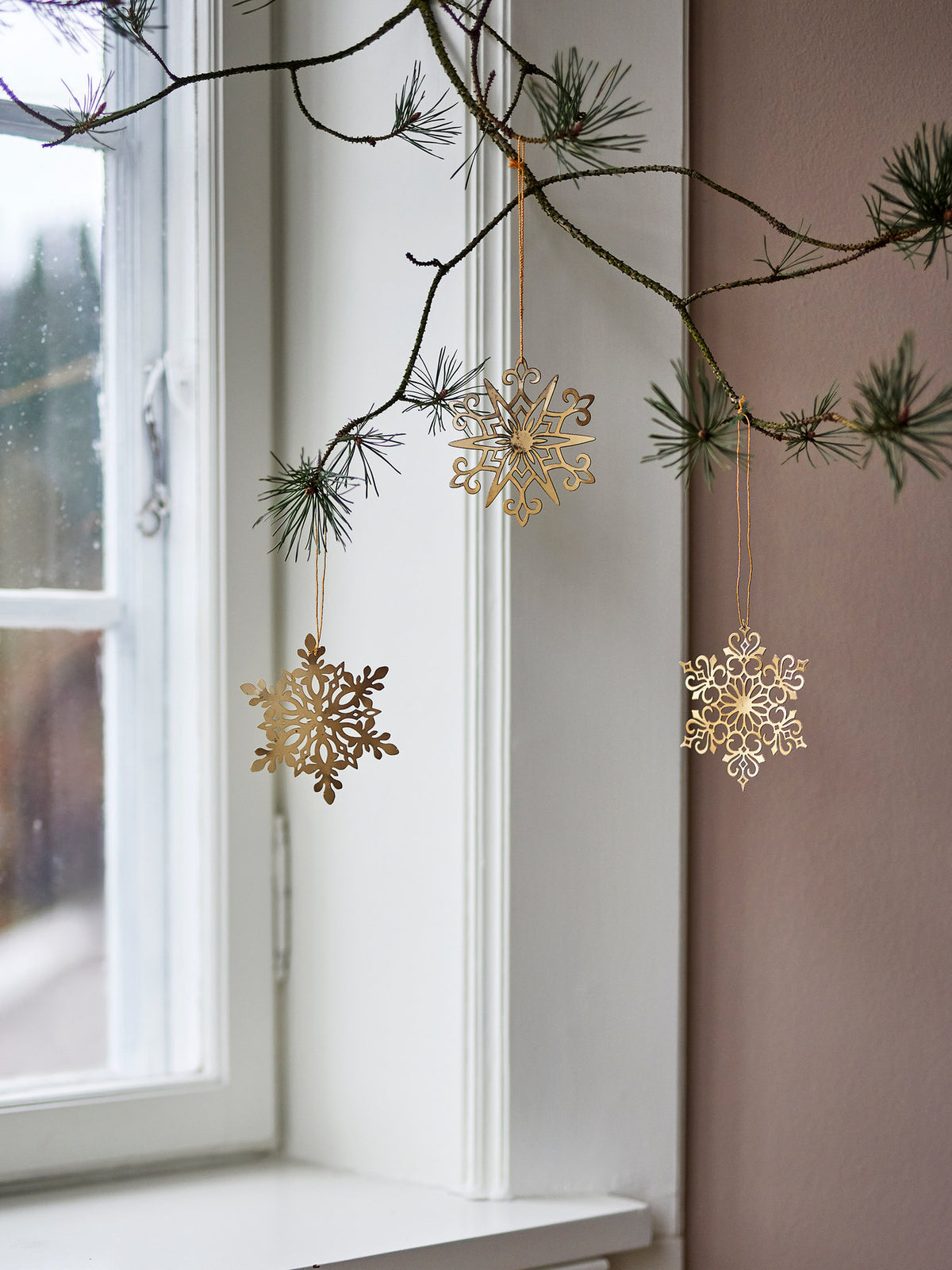 Mani Ornament, Gold, Metall in Gold präsentiert im Onlineshop von KAQTU Design AG. Ornament ist von Bloomingville