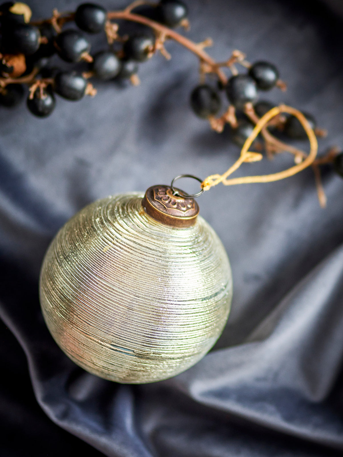 Nitin Ornament, Gold, Glas in Gold präsentiert im Onlineshop von KAQTU Design AG. Ornament ist von Bloomingville