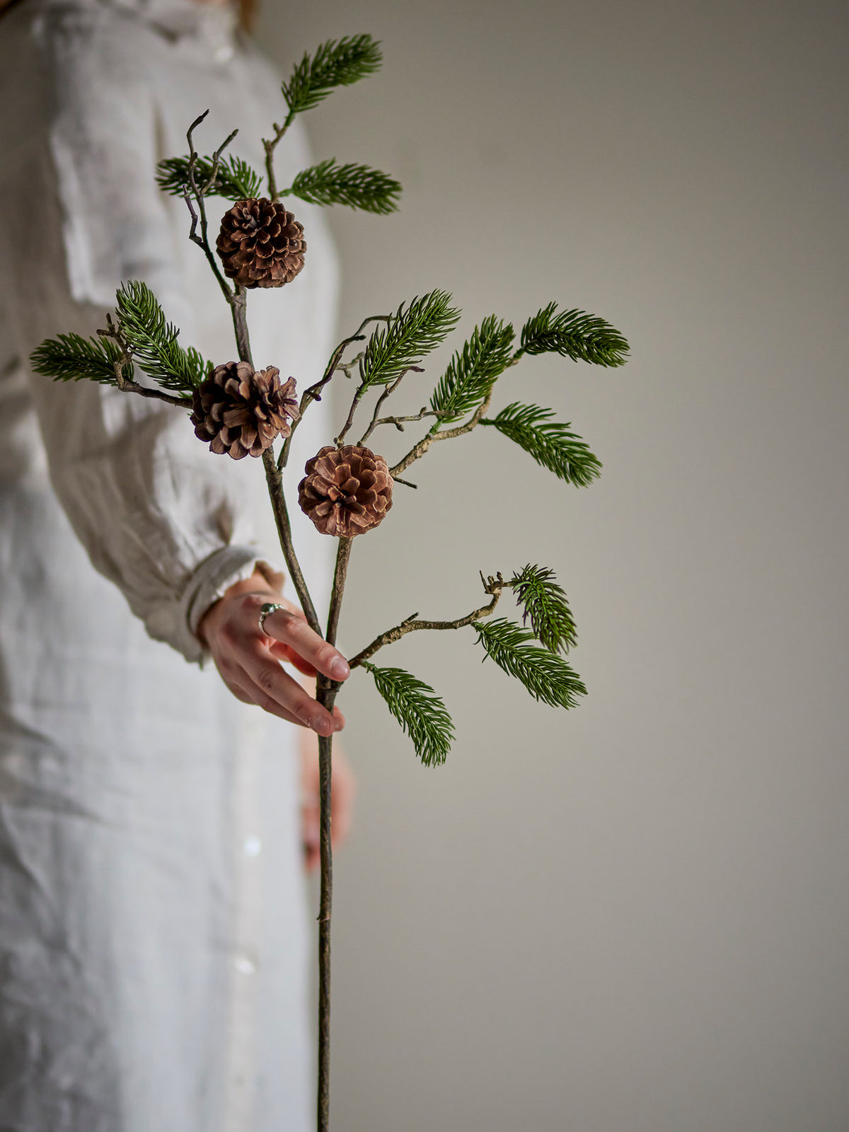 Pine Stiel, Grün, Künstliche Blumen in Green präsentiert im Onlineshop von KAQTU Design AG. Kunstpflanze ist von Bloomingville
