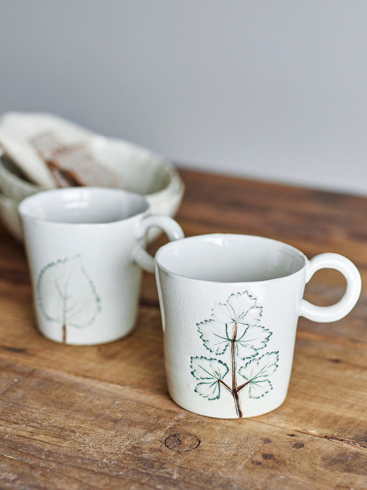 Weisse Tasse aus Steinzeug mit Craquelé-Glasur und handgestempeltem Blattmuster, Durchmesser 9 cm, Höhe 9 cm, Set aus zwei Stück