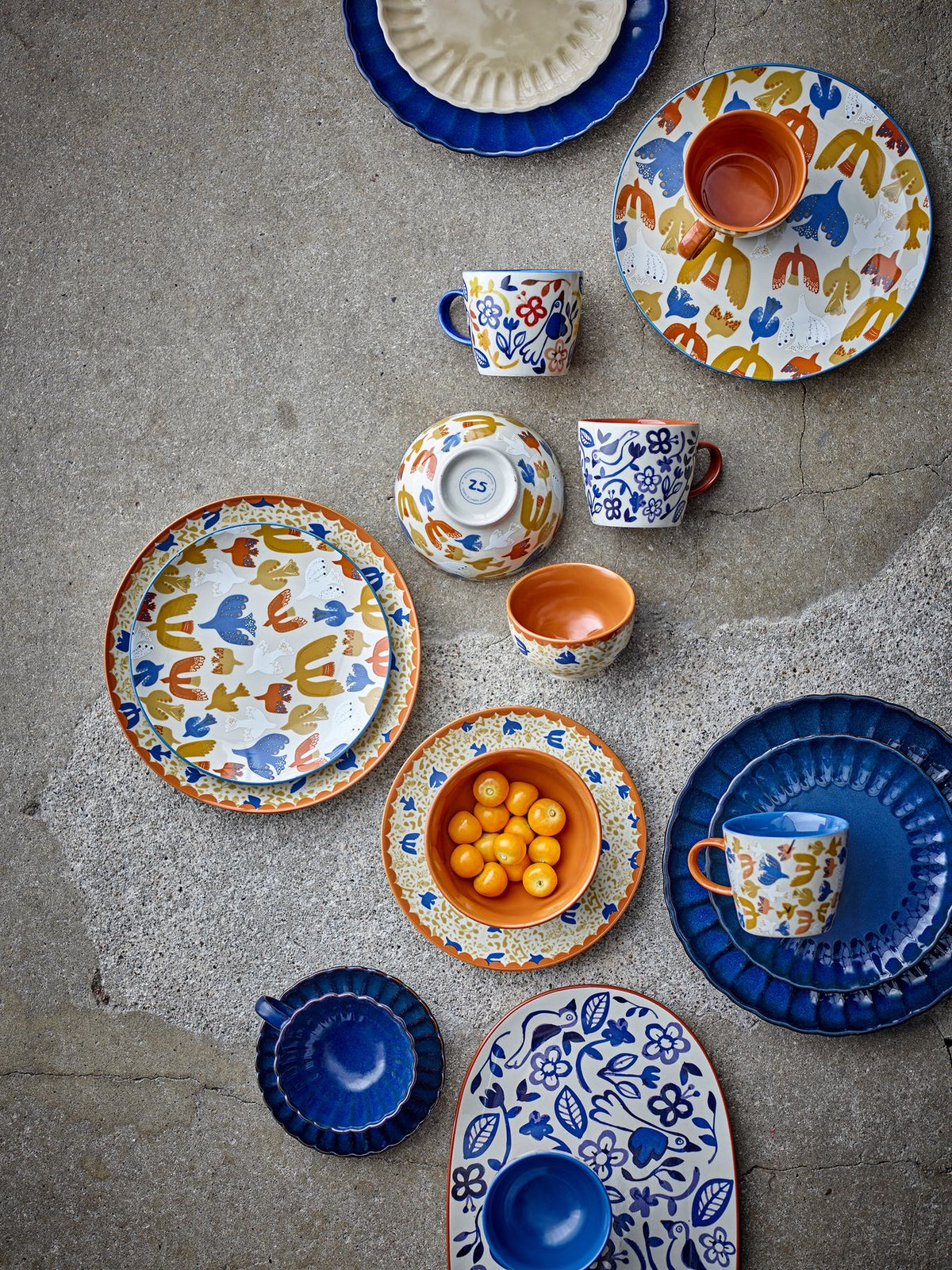 Anniversary Teller, Bunt, Steingut in Multi präsentiert im Onlineshop von KAQTU Design AG. Teller ist von Bloomingville