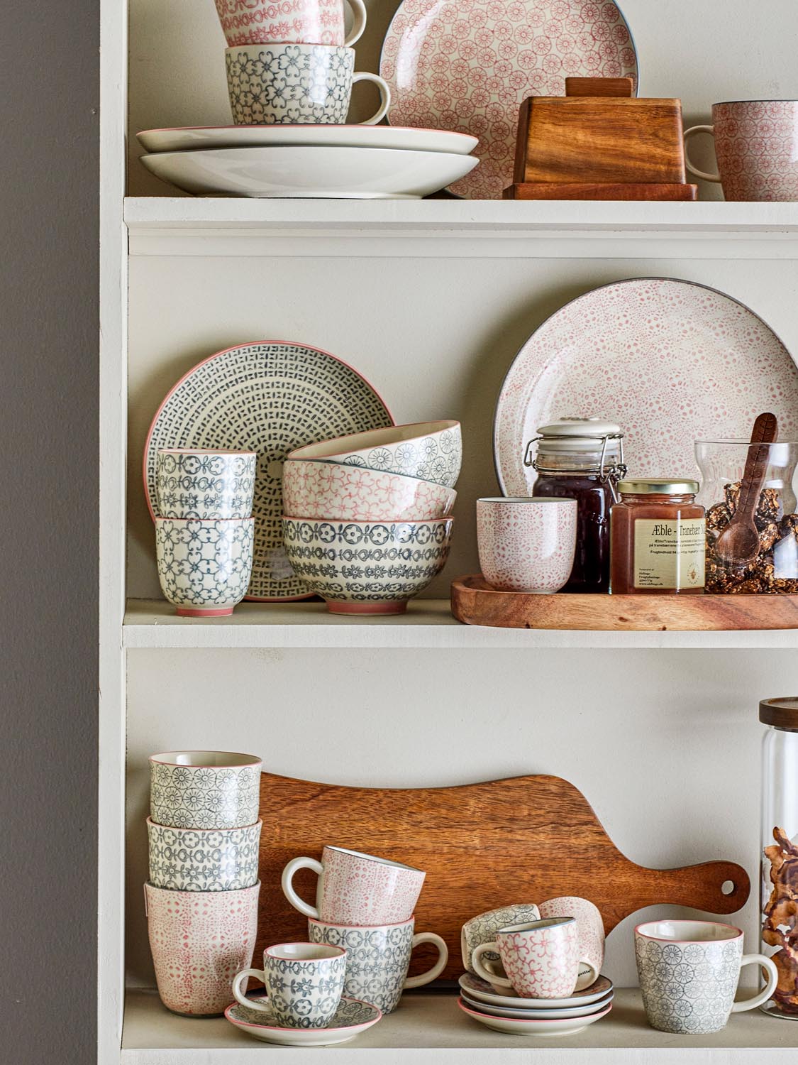 Cécile Becher, Bunt, Steingut in Multi präsentiert im Onlineshop von KAQTU Design AG. Tasse ist von Bloomingville