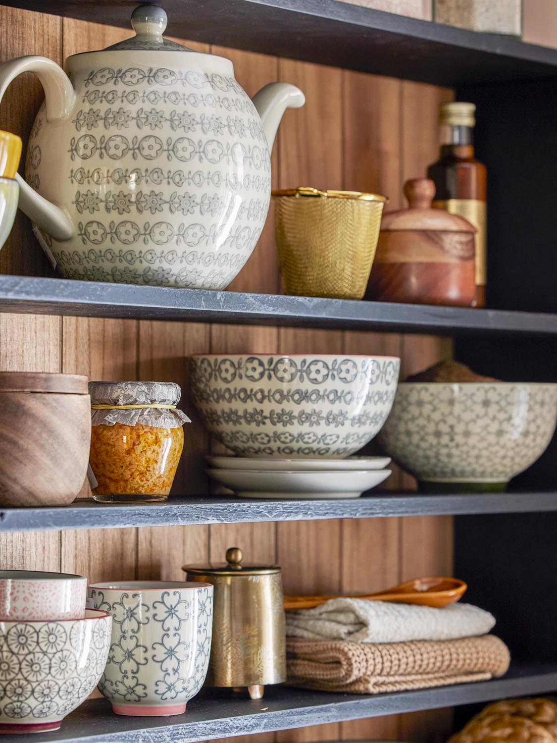 Cécile Becher, Bunt, Steingut in Multi präsentiert im Onlineshop von KAQTU Design AG. Tasse ist von Bloomingville