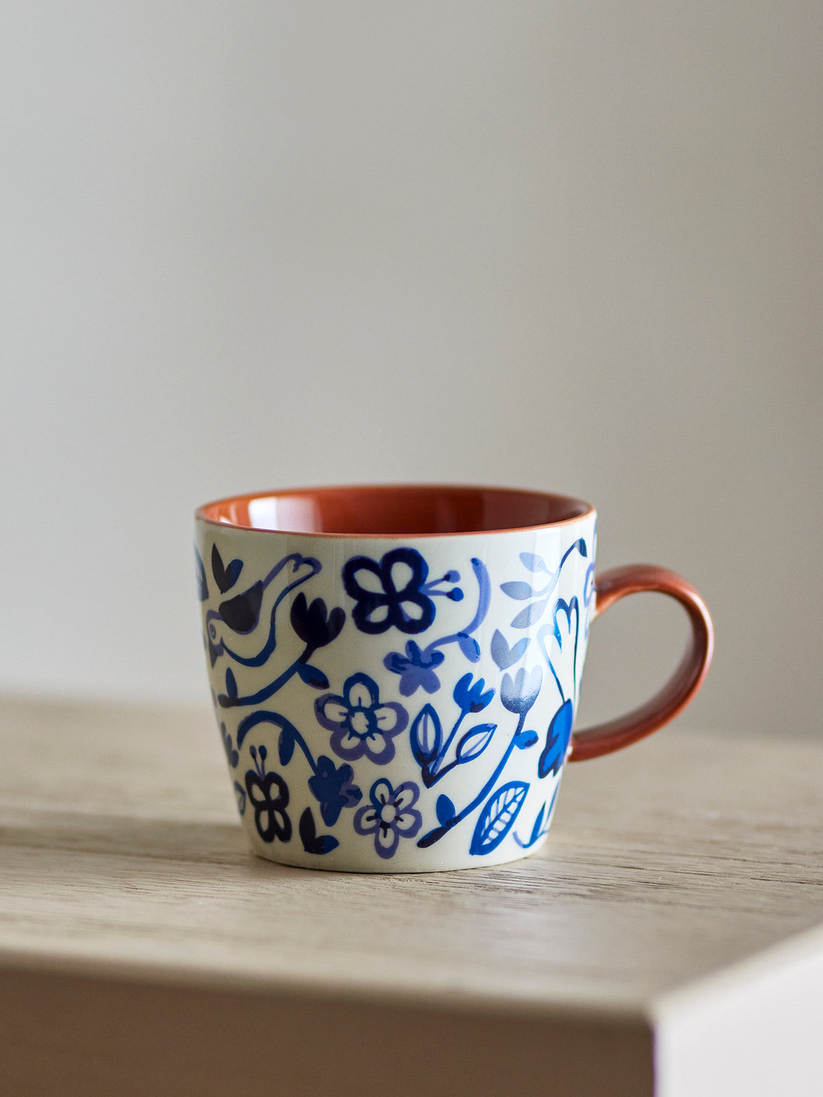 Figuria Becher, Bunt, Steingut in Multi präsentiert im Onlineshop von KAQTU Design AG. Tasse ist von Bloomingville