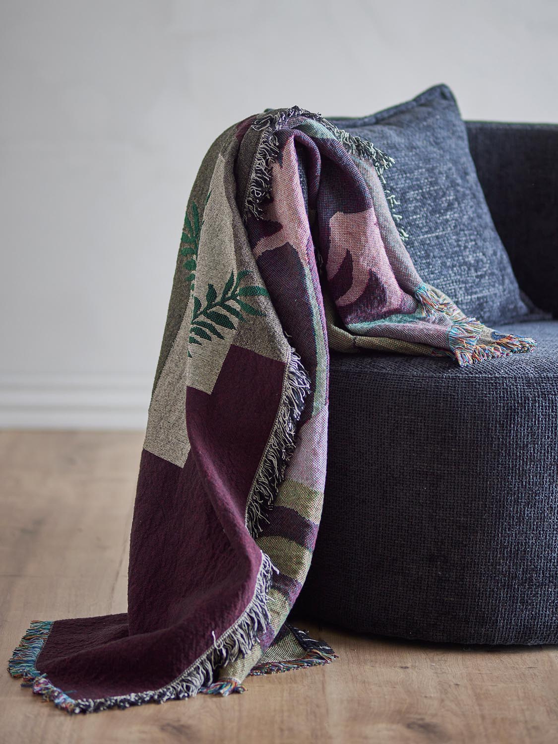 Rahul Decke, Bunt, Recycelte Baumwolle in Multi präsentiert im Onlineshop von KAQTU Design AG. Bettüberwurf ist von Bloomingville