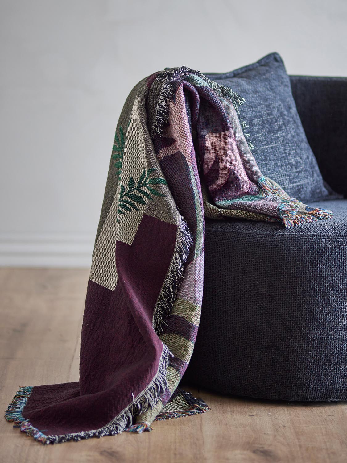 Vinay Decke, Bunt, Recycelte Baumwolle in Multi präsentiert im Onlineshop von KAQTU Design AG. Bettüberwurf ist von Creative Collection