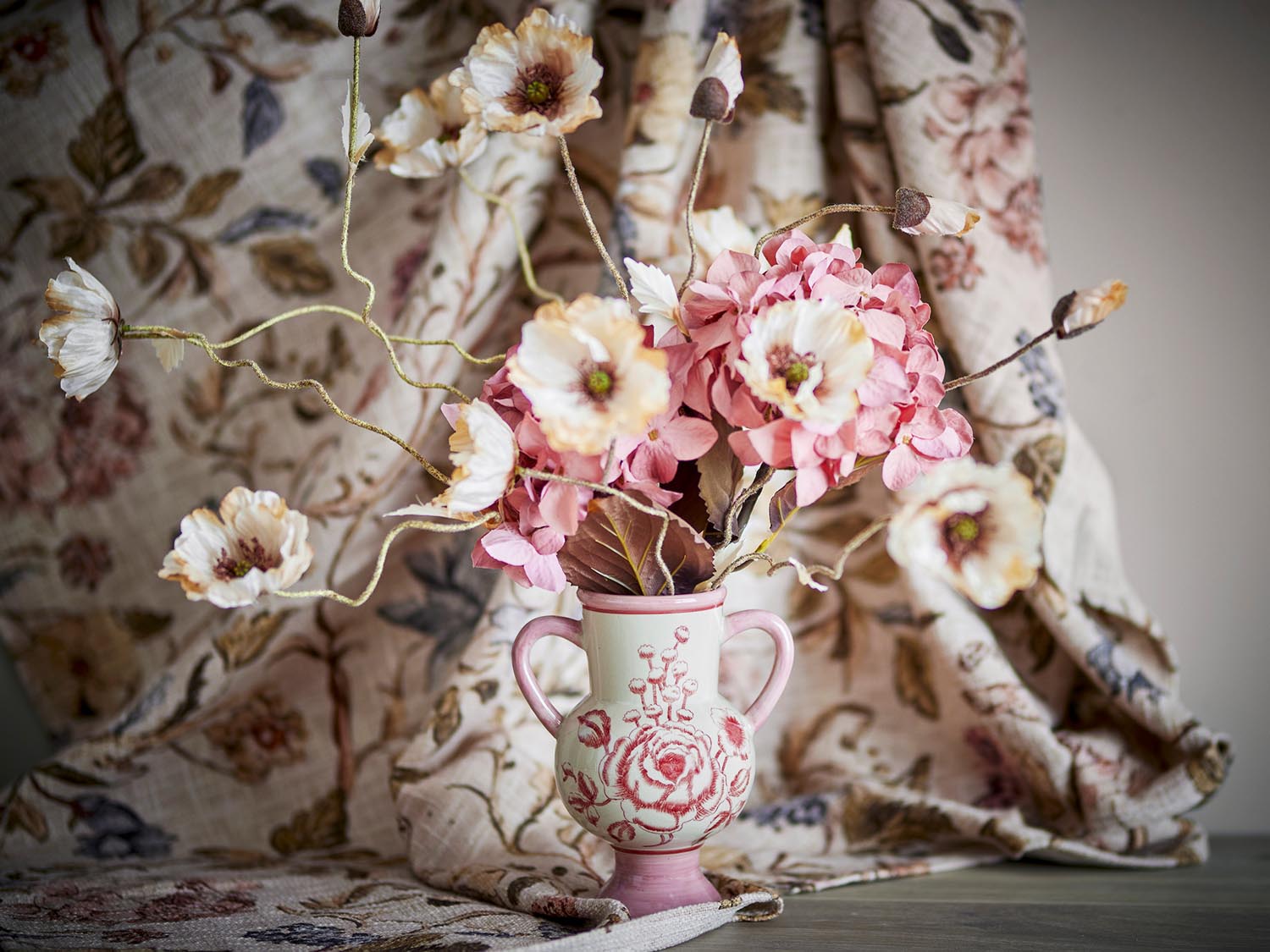 Alea Vase, Rose, Steingut in Rose präsentiert im Onlineshop von KAQTU Design AG. Vase ist von Creative Collection