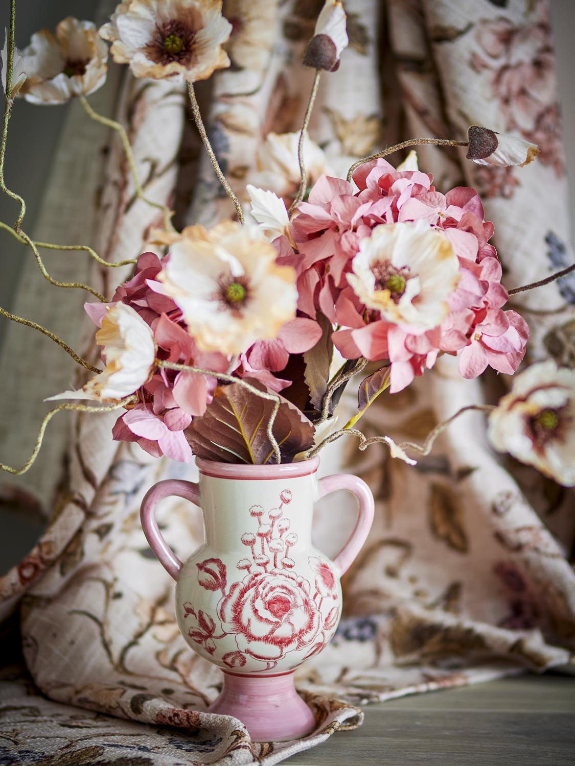 Alea Vase, Rose, Steingut in Rose präsentiert im Onlineshop von KAQTU Design AG. Vase ist von Creative Collection