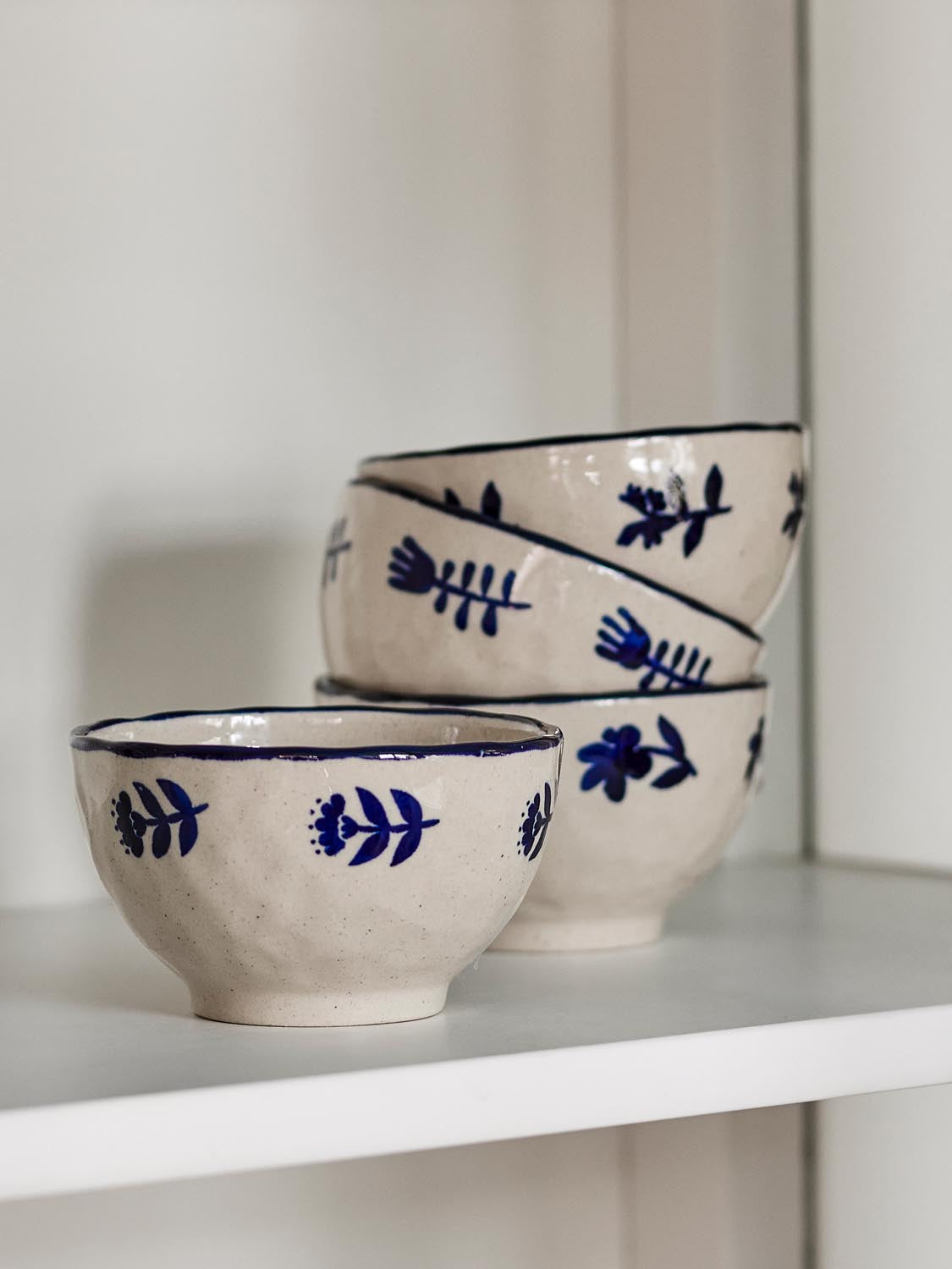 Eimy Schale, Blau, Steingut in Blue präsentiert im Onlineshop von KAQTU Design AG. Schale ist von Creative Collection
