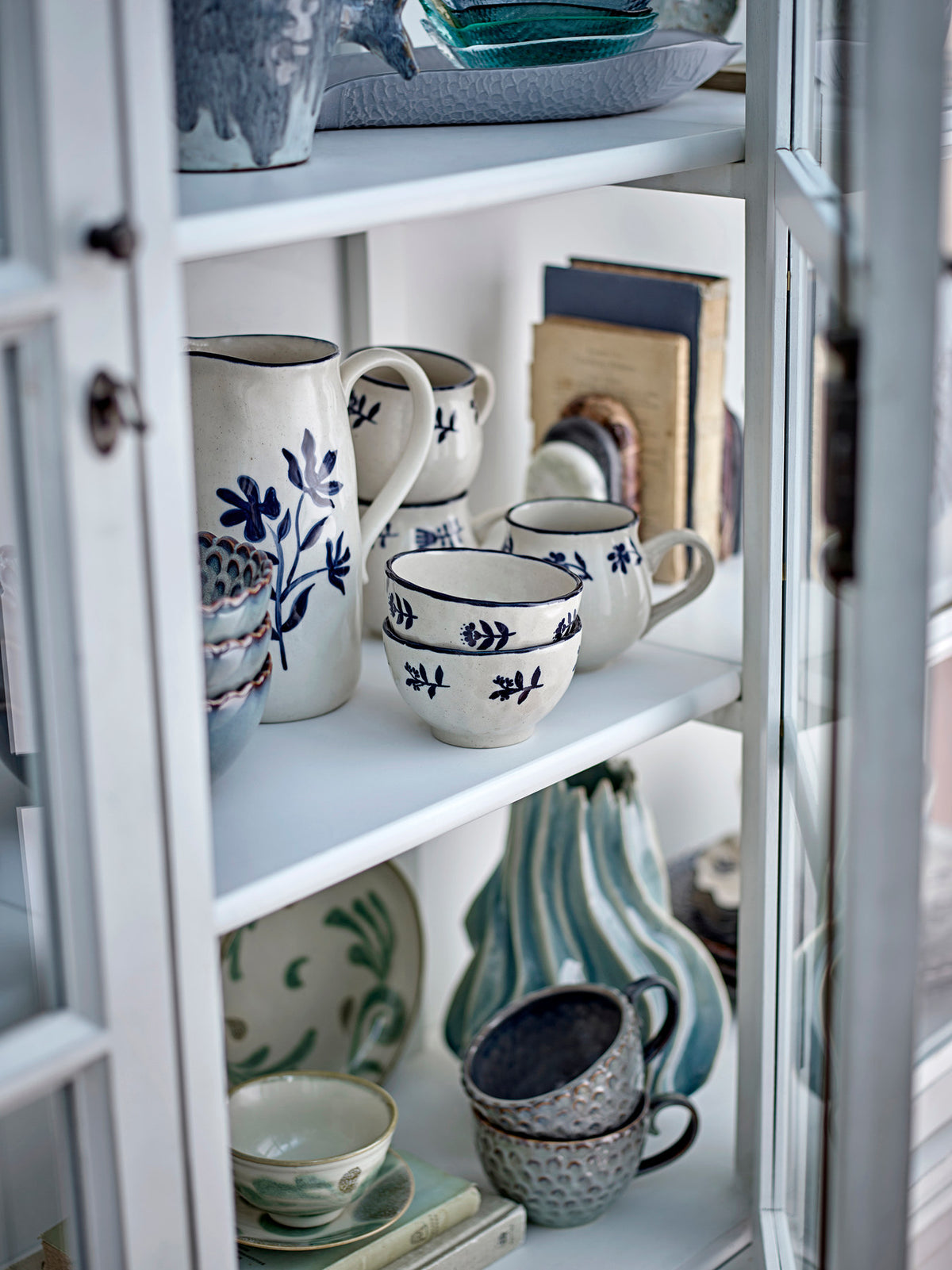 Eimy Krug, Blau, Steingut in Blue präsentiert im Onlineshop von KAQTU Design AG. Kanne ist von Creative Collection
