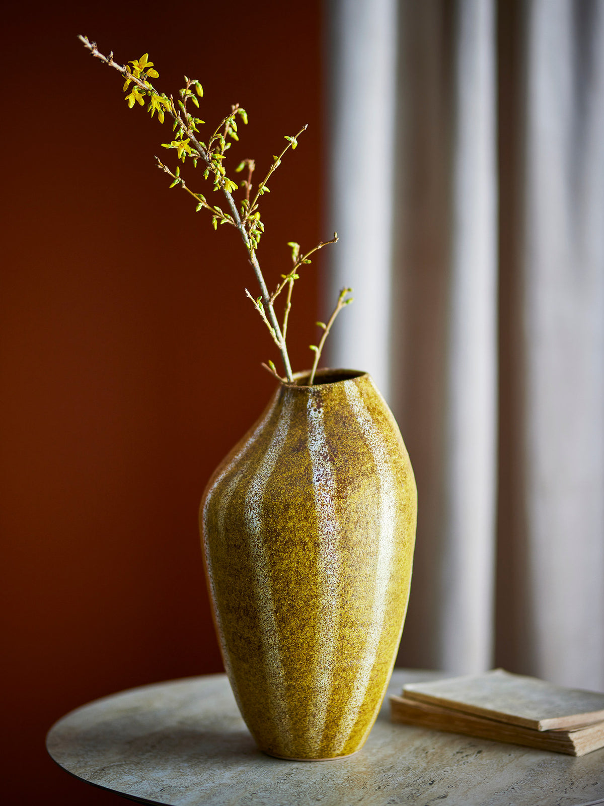 Abella Vase, Gelb, Steingut in Yellow präsentiert im Onlineshop von KAQTU Design AG. Vase ist von Creative Collection