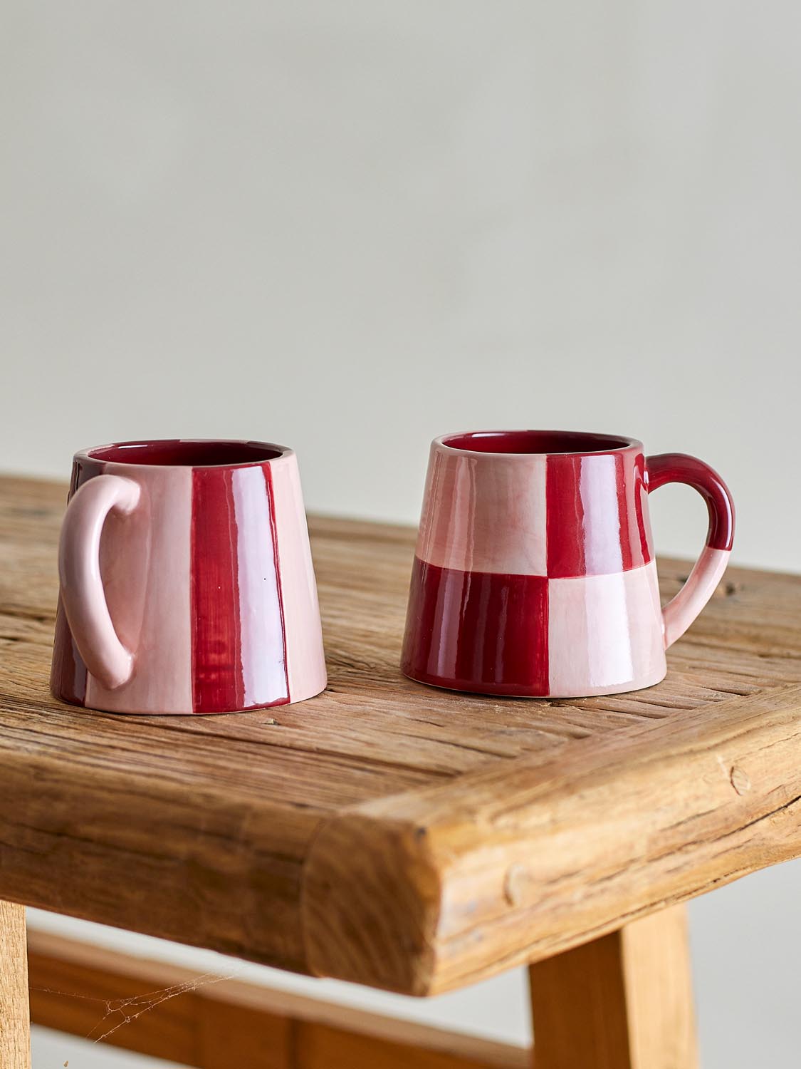 Floki Becher, Rose, Steingut in Rose präsentiert im Onlineshop von KAQTU Design AG. Tasse ist von Bloomingville