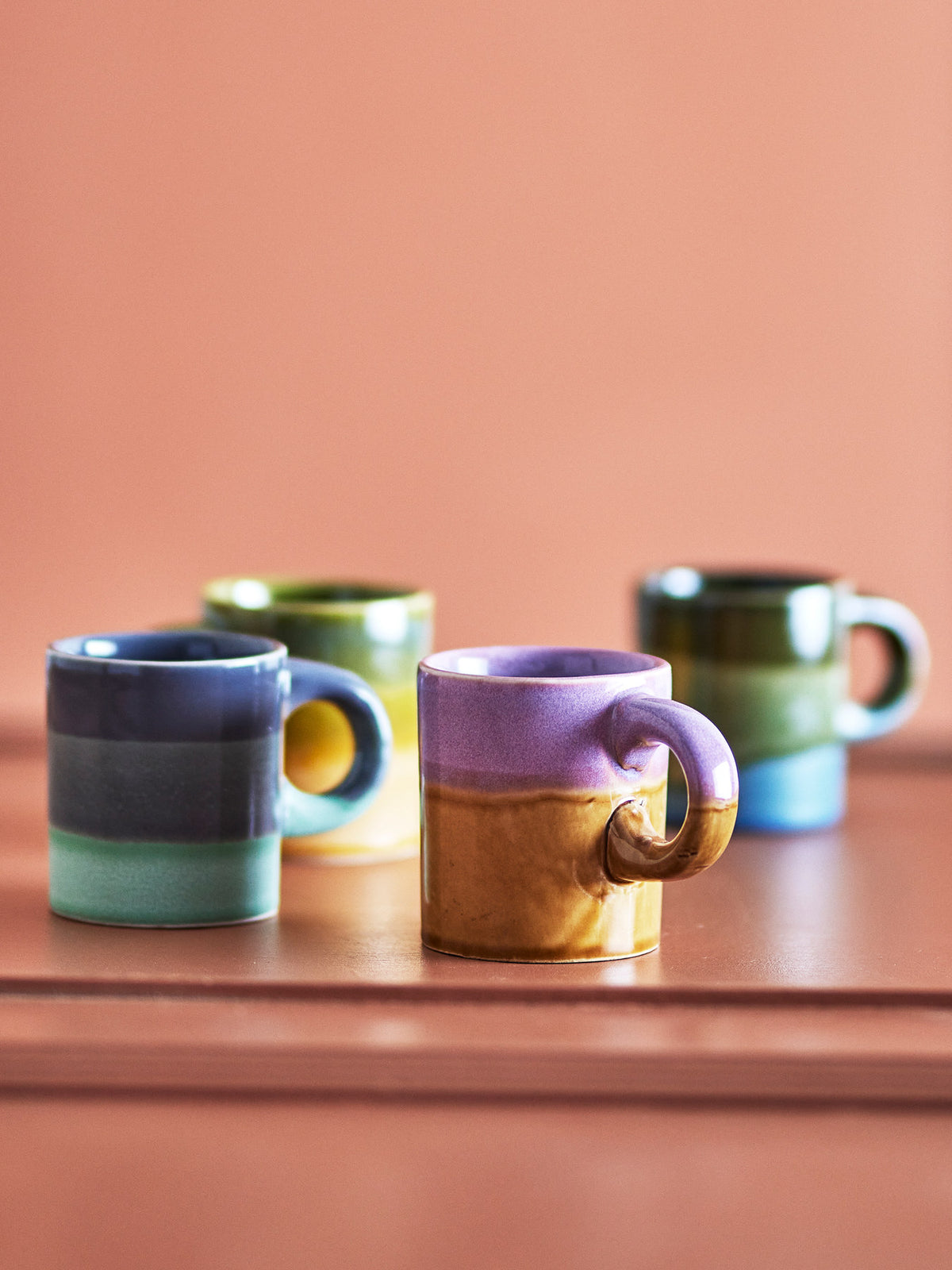 Joris Becher, Bunt, Steingut in Multi präsentiert im Onlineshop von KAQTU Design AG. Tasse ist von Bloomingville
