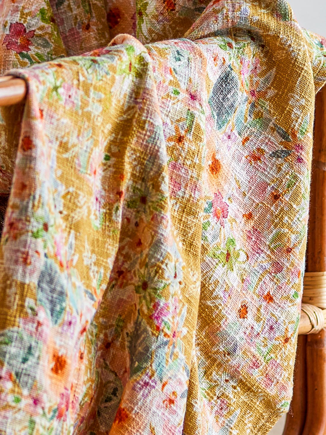 Manoj Decke, Bunt, Baumwolle in Multi präsentiert im Onlineshop von KAQTU Design AG. Bettüberwurf ist von Creative Collection