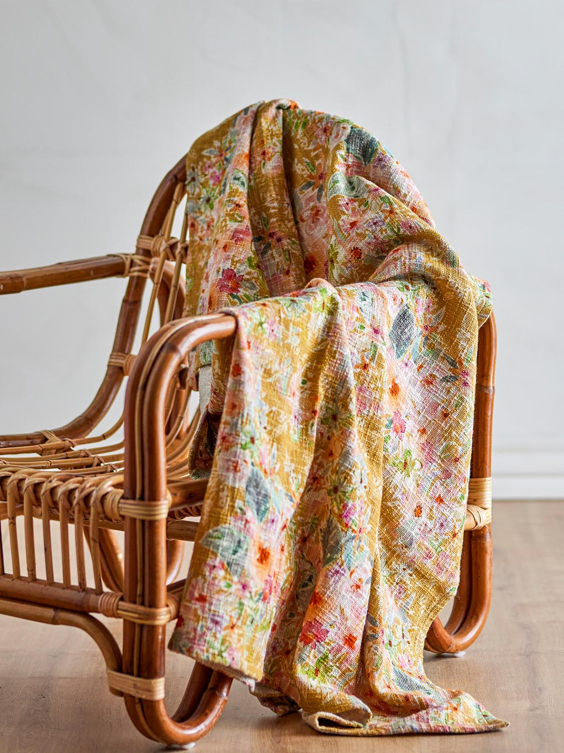 Manoj Decke, Bunt, Baumwolle in Multi präsentiert im Onlineshop von KAQTU Design AG. Bettüberwurf ist von Creative Collection