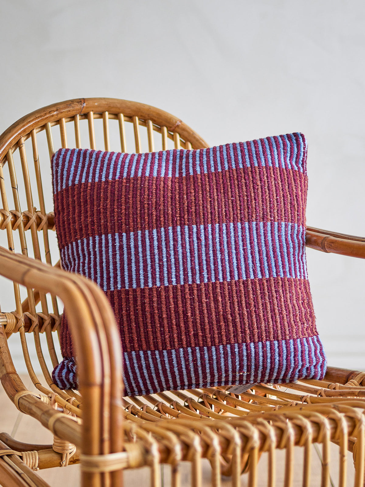 Isnel Kissen, Bunt, Recycelte Baumwolle in Multi präsentiert im Onlineshop von KAQTU Design AG. Deko Kissenbezug ist von Creative Collection