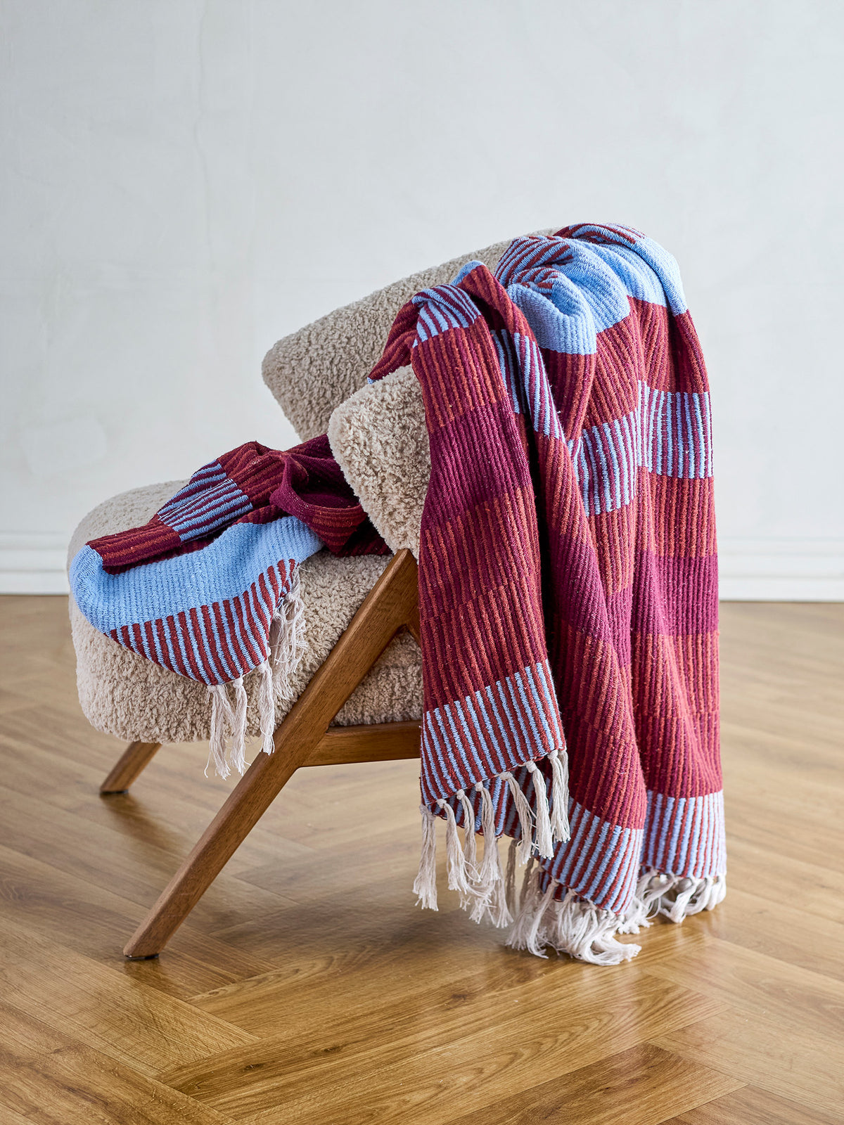 Bunte Wolldecke Isnel von Creative Collection aus Mischfasern, geflochtene Oberfläche, garngefärbtes Muster im Boho Chic Stil, 160x130 cm.