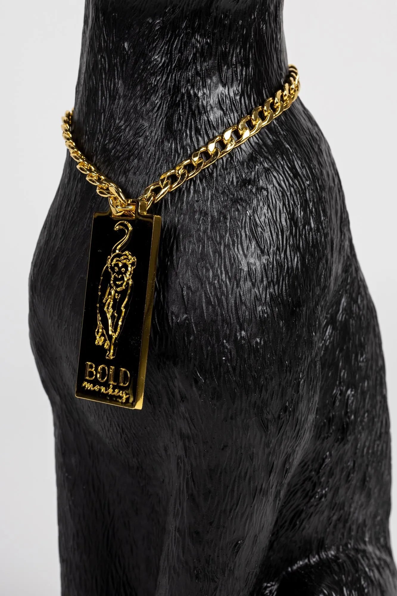 Ein majestätischer Panther-Kerzenleuchter in Schwarz und Gold, verziert mit einer goldenen Kette, strahlt Eleganz und Stil aus.