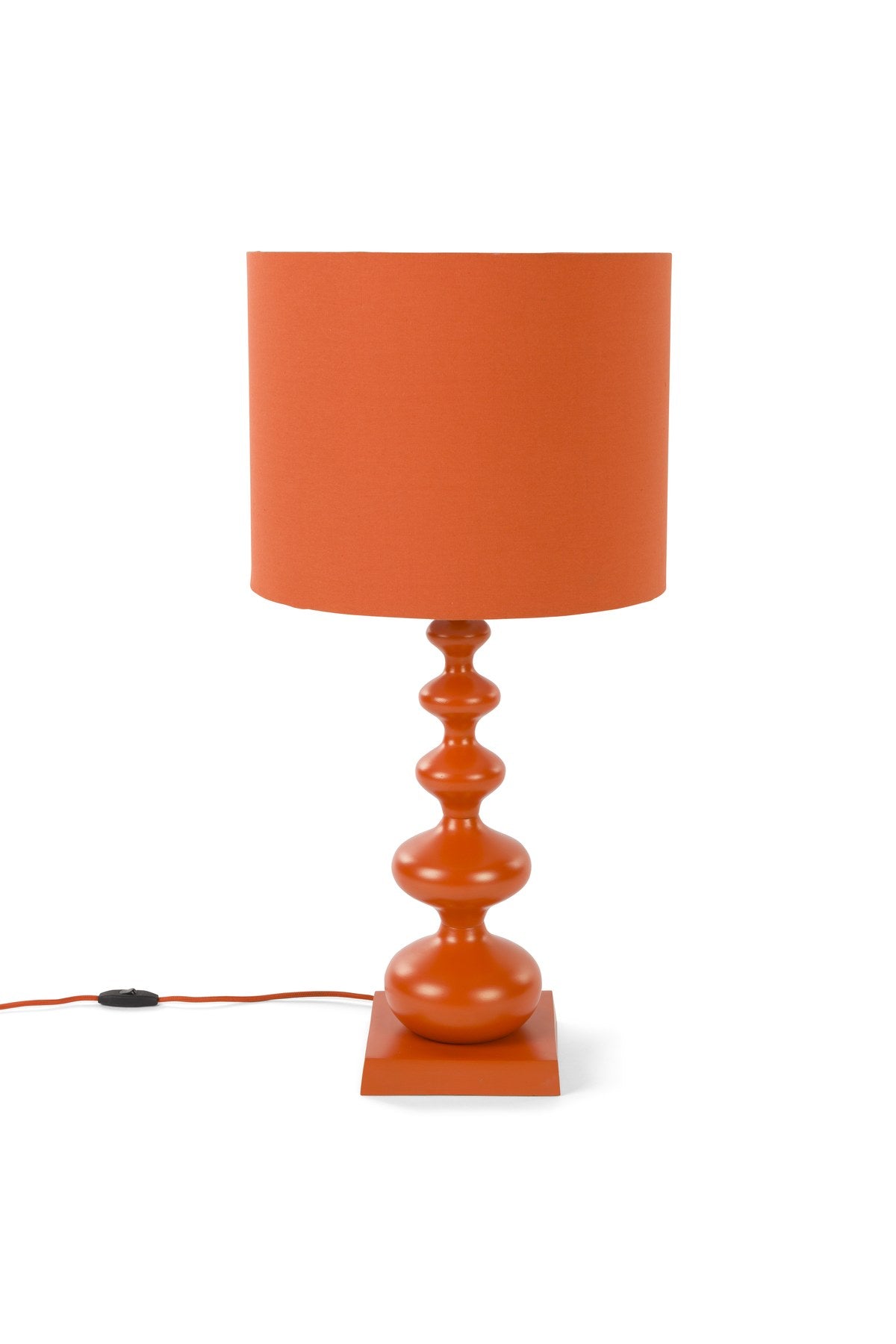 Stehlampe von Bold Monkey aus Eisen in leuchtendem Orange, geschwungene Form, mit E27-Fassung, Höhe 78 cm, für den Innenbereich.