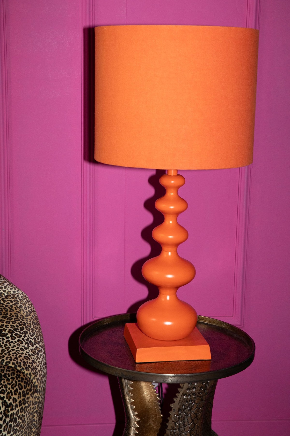 Stehlampe von Bold Monkey aus Eisen in leuchtendem Orange, geschwungene Form, mit E27-Fassung, Höhe 78 cm, für den Innenbereich.
