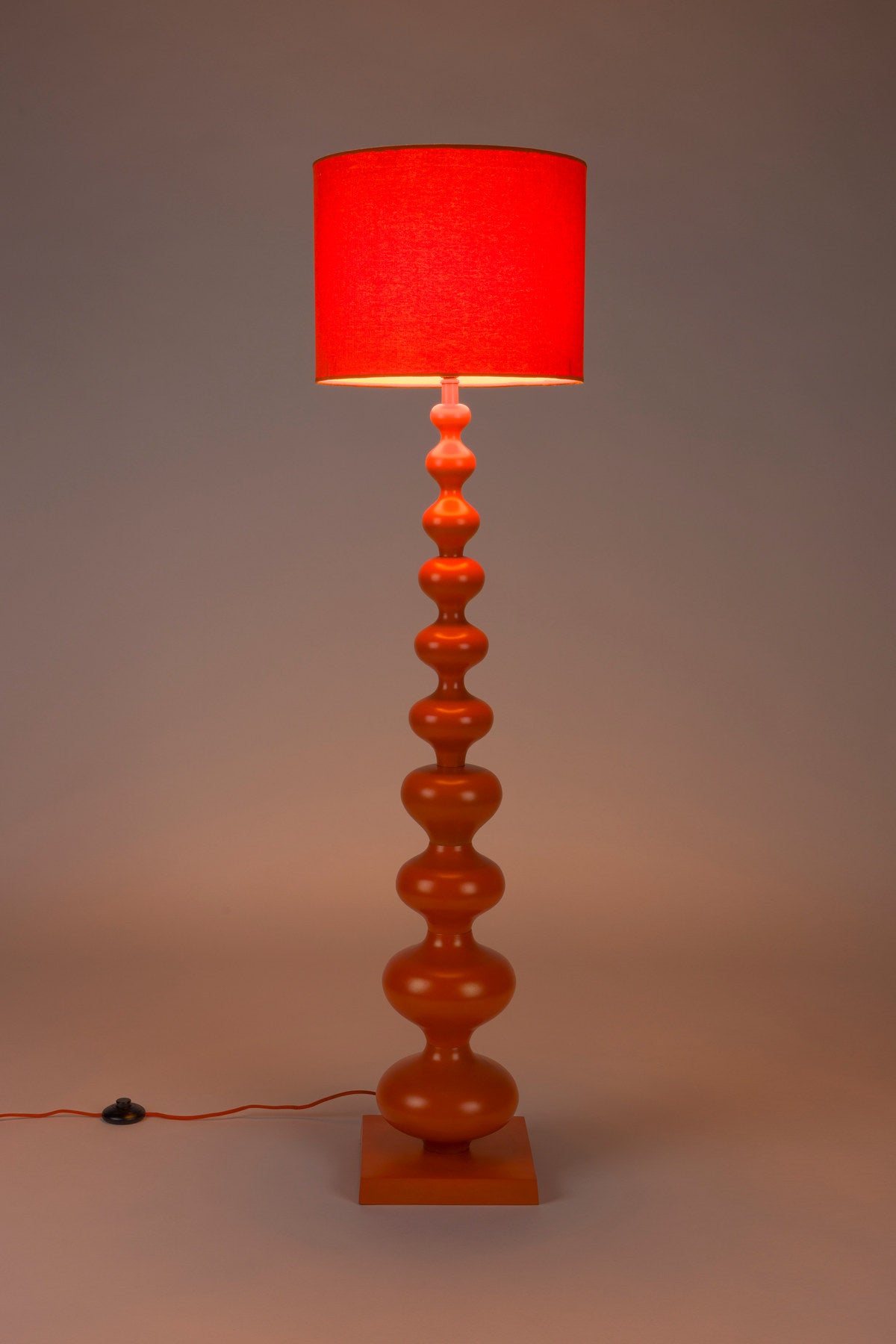 When Orange is King Stehleuchte in orange präsentiert im Onlineshop von KAQTU Design AG. Stehleuchte ist von Bold Monkey