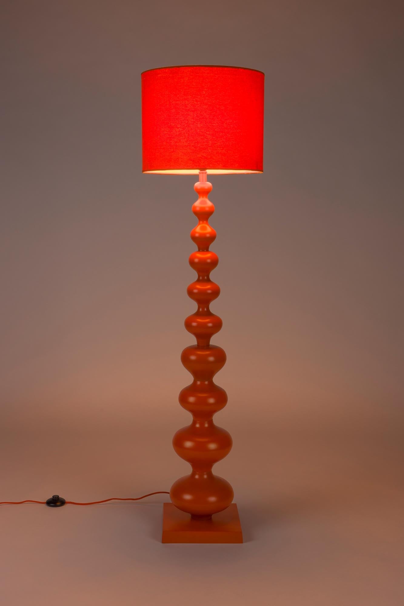 When Orange is King Stehleuchte in Orange präsentiert im Onlineshop von KAQTU Design AG. Stehleuchte ist von Bold Monkey