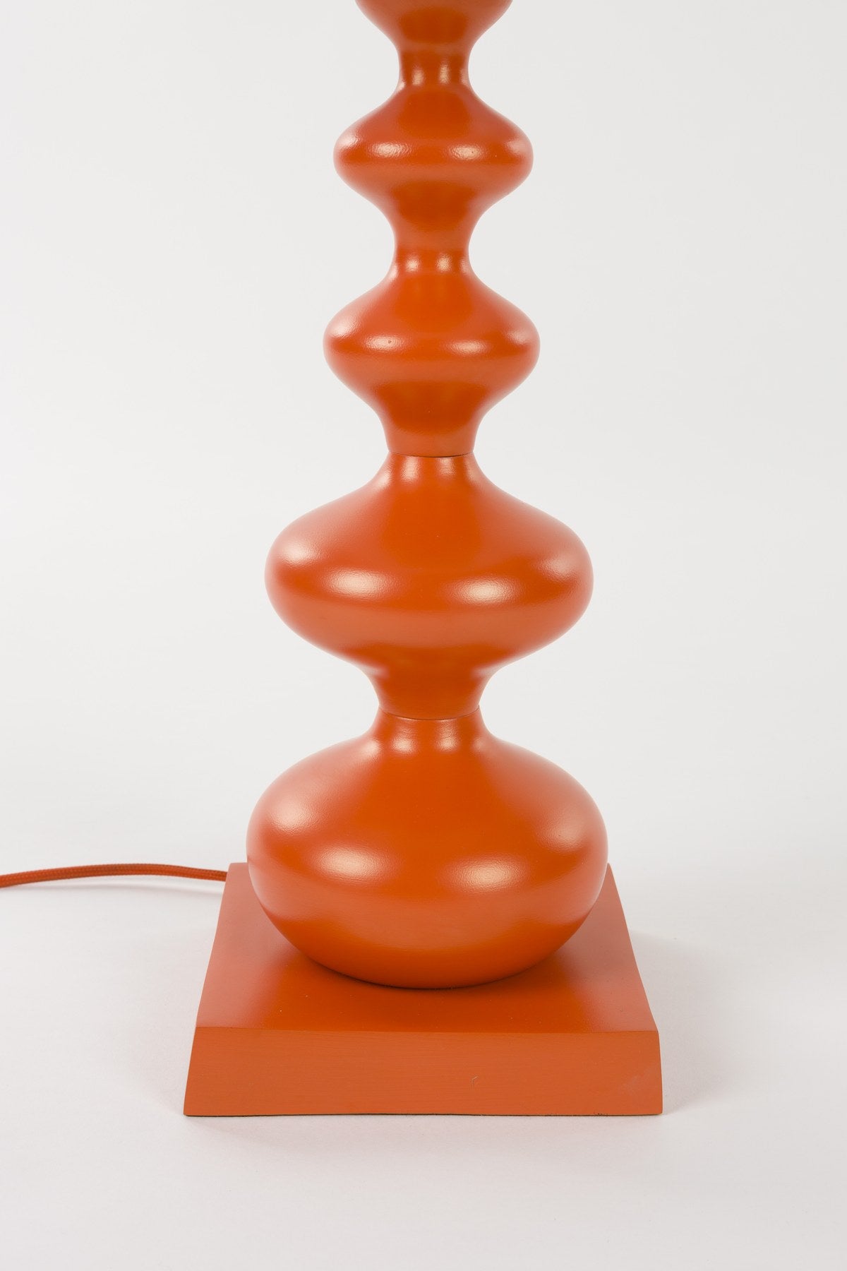 Orange lackierter Lampenfuss von Bold Monkey, Modell When Orange is King, massiver Sockel mit rundlicher Form, 6 kg schwer.